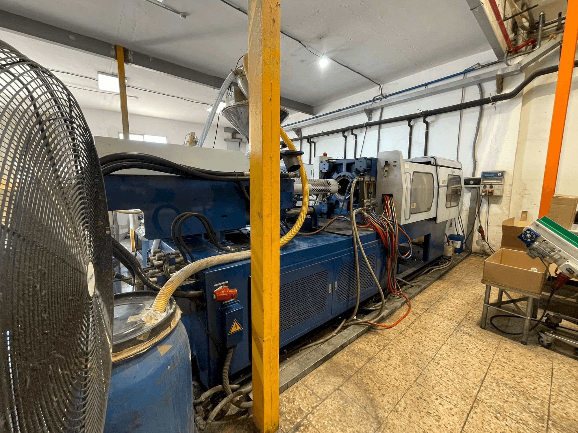 Levý boční pohled na Euroinj D170 stroj