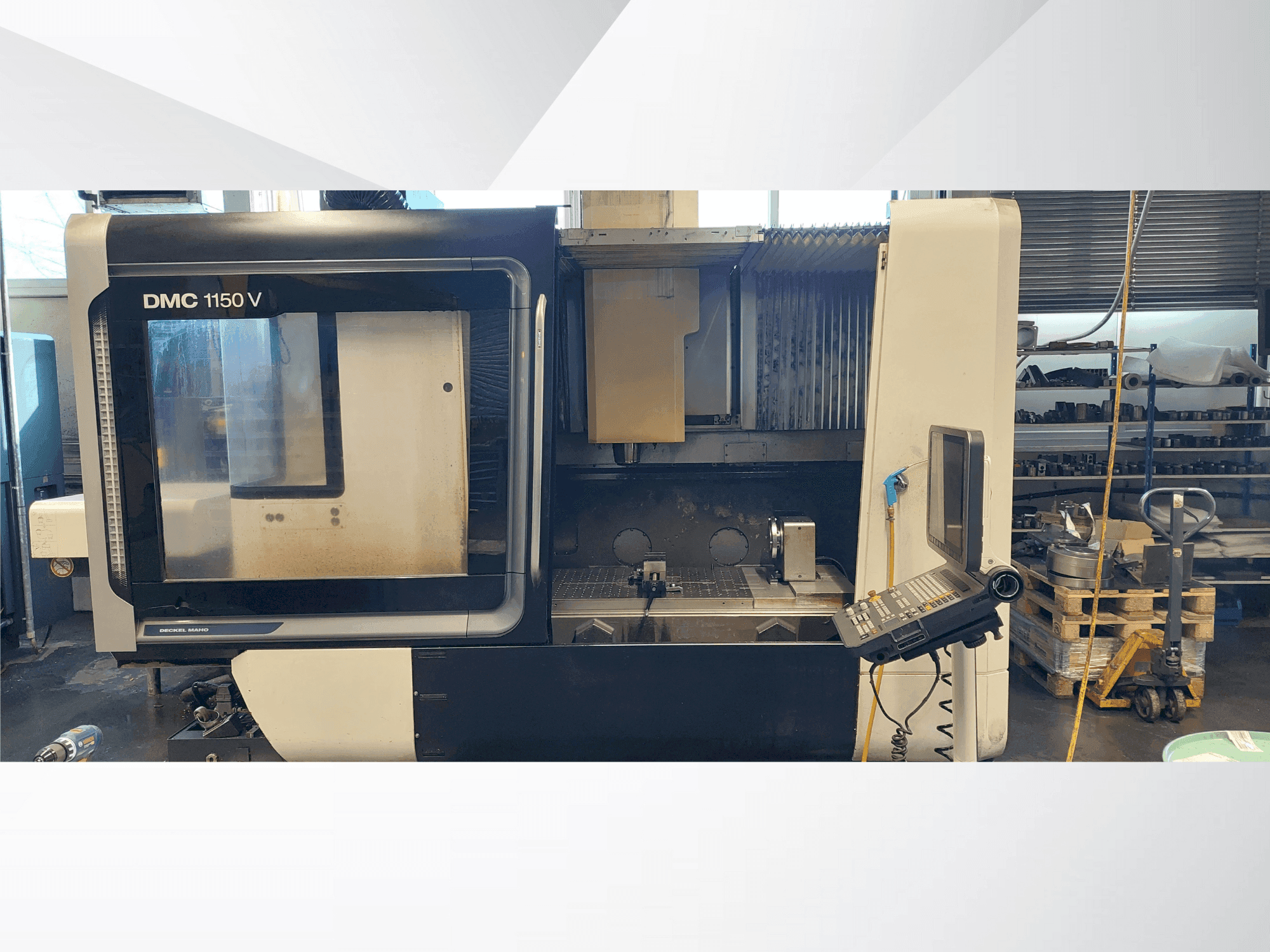Čelní pohled na DMG MORI DMC 1150 stroj