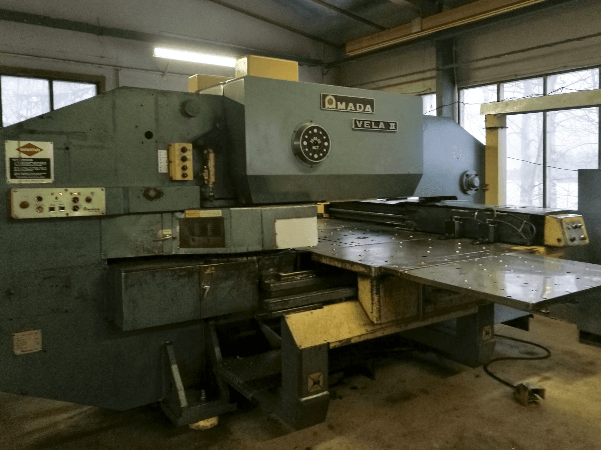 Levý pohled na AMADA VELA II stroj