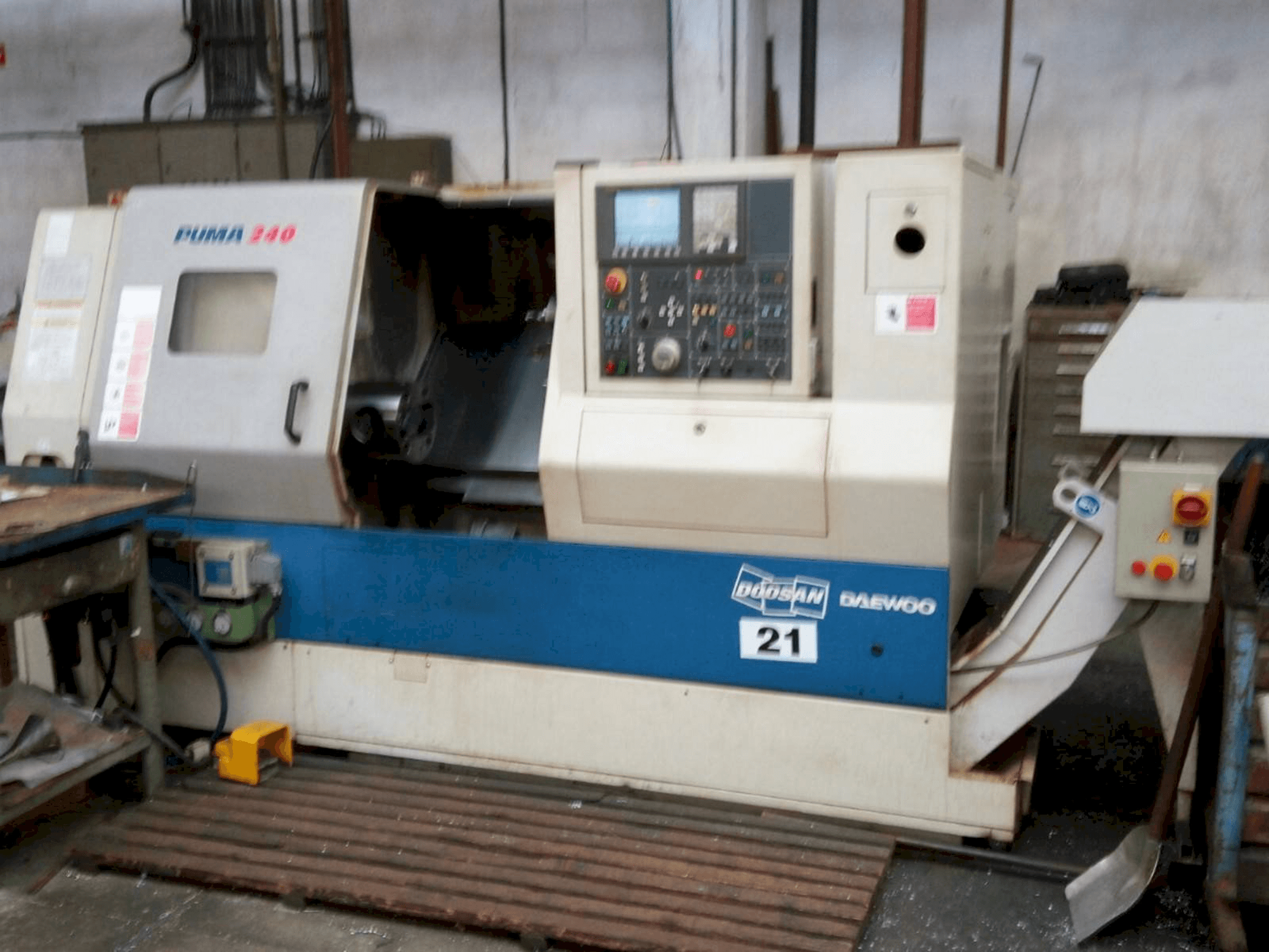 Čelní pohled na Doosan Puma 240B stroj
