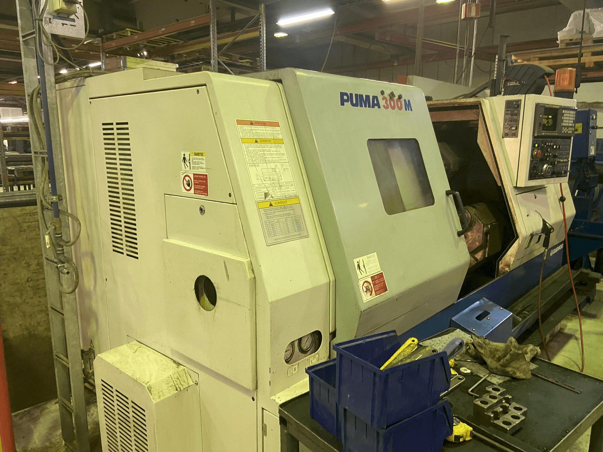 Čelní pohled na DAEWOO Puma 300 M stroj