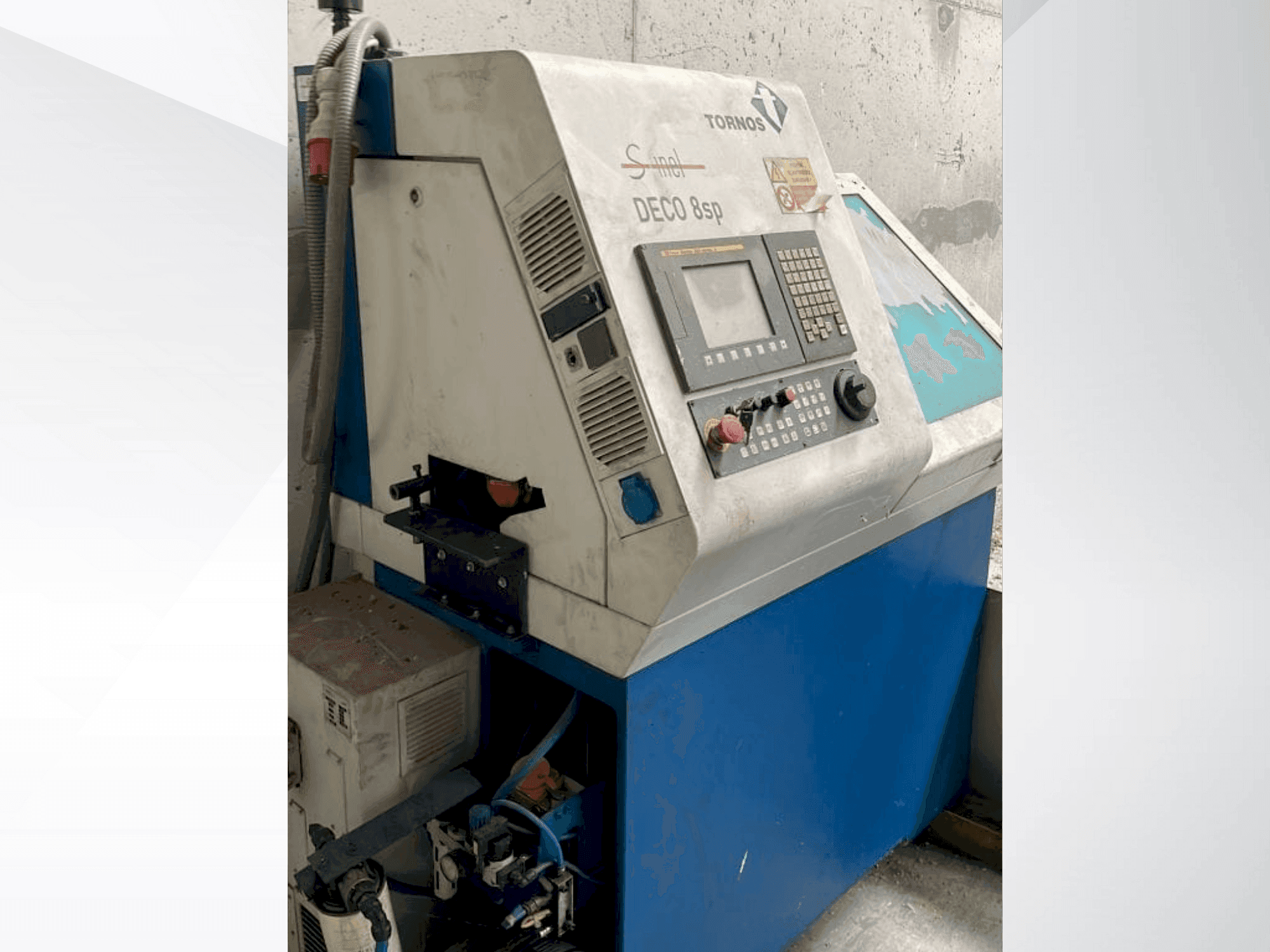 Čelní pohled na TORNOS DECO 8sp stroj