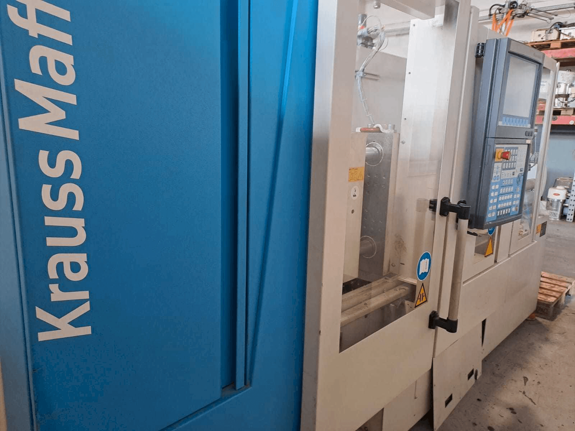 Čelní pohled na Krauss Maffei 35-180CX stroj