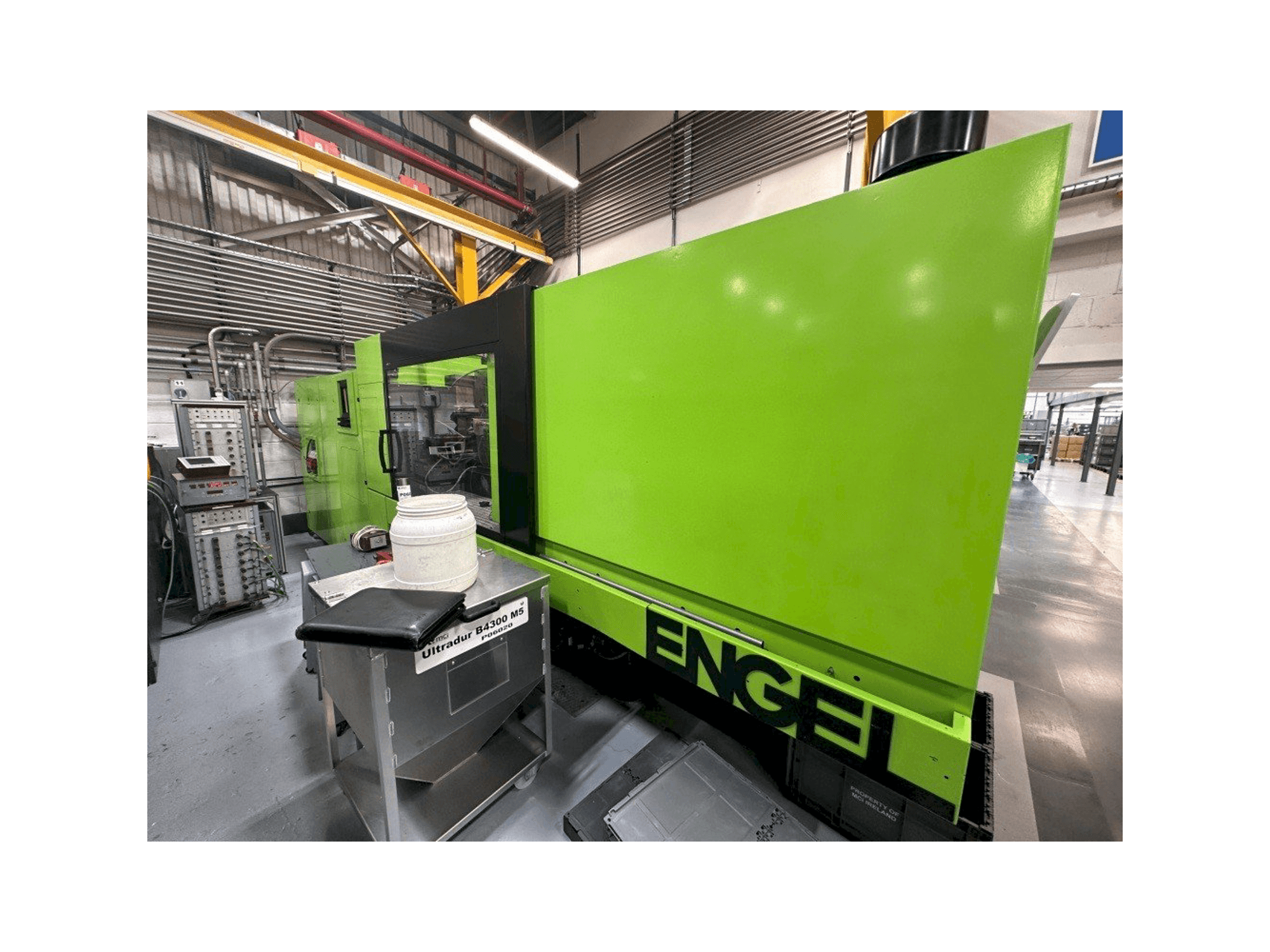 Čelní pohled na Engel Victory 650/180 Tech stroj