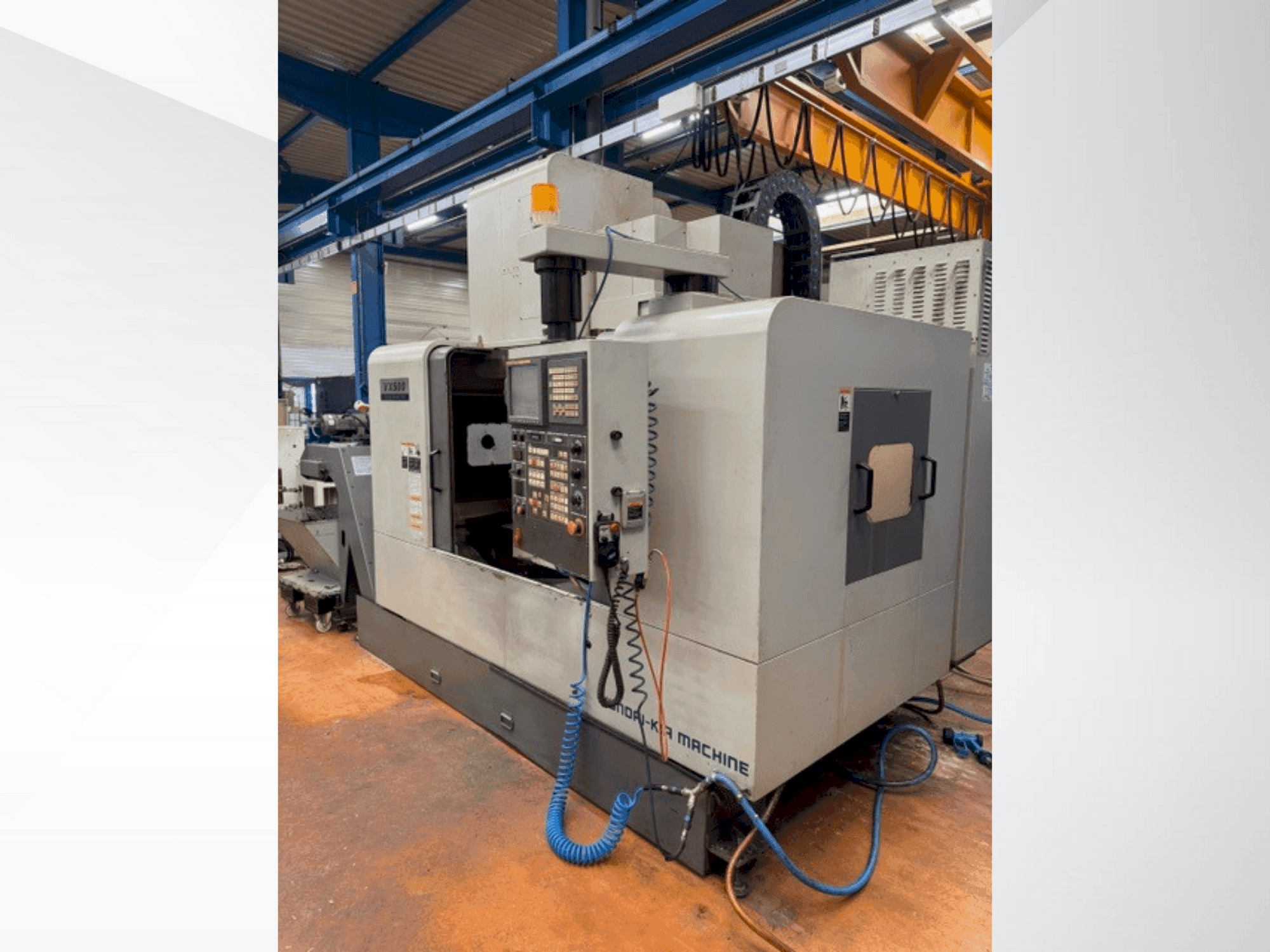 Čelní pohled na HYUNDAI KIA VX500 stroj