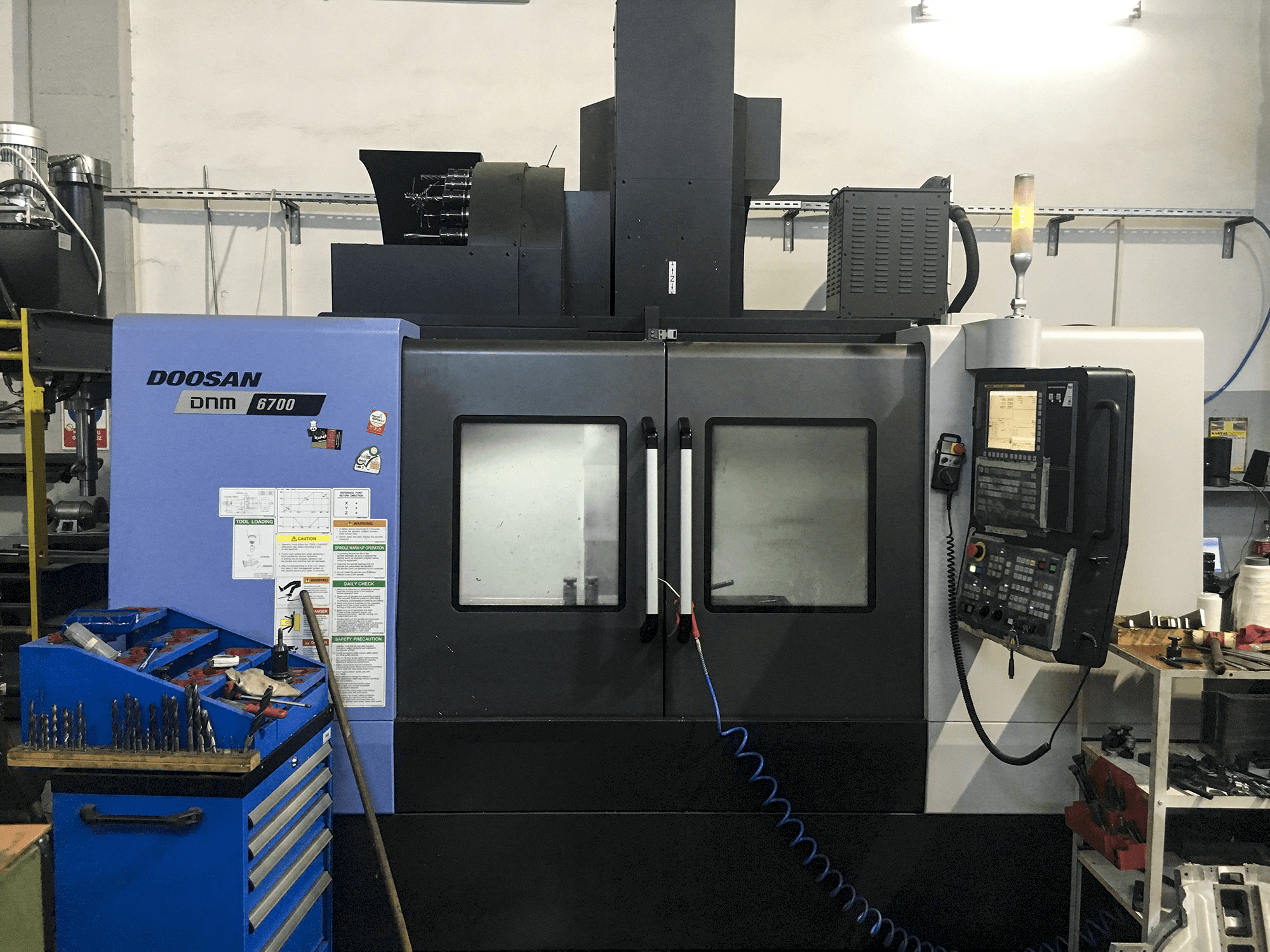 Čelní pohled na Doosan DNM 6700 stroj