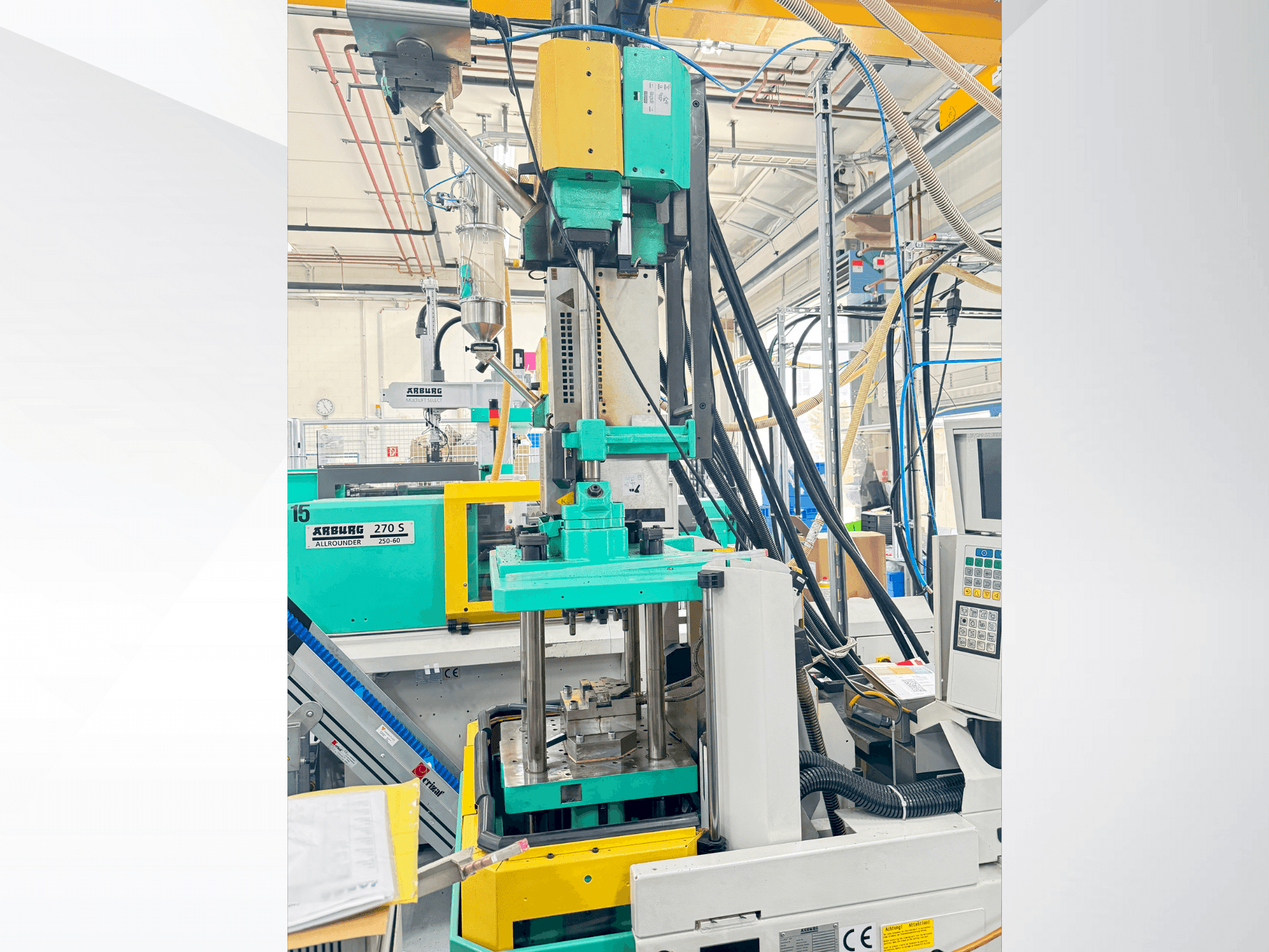 Čelní pohled na Arburg 220 S 150-60U stroj