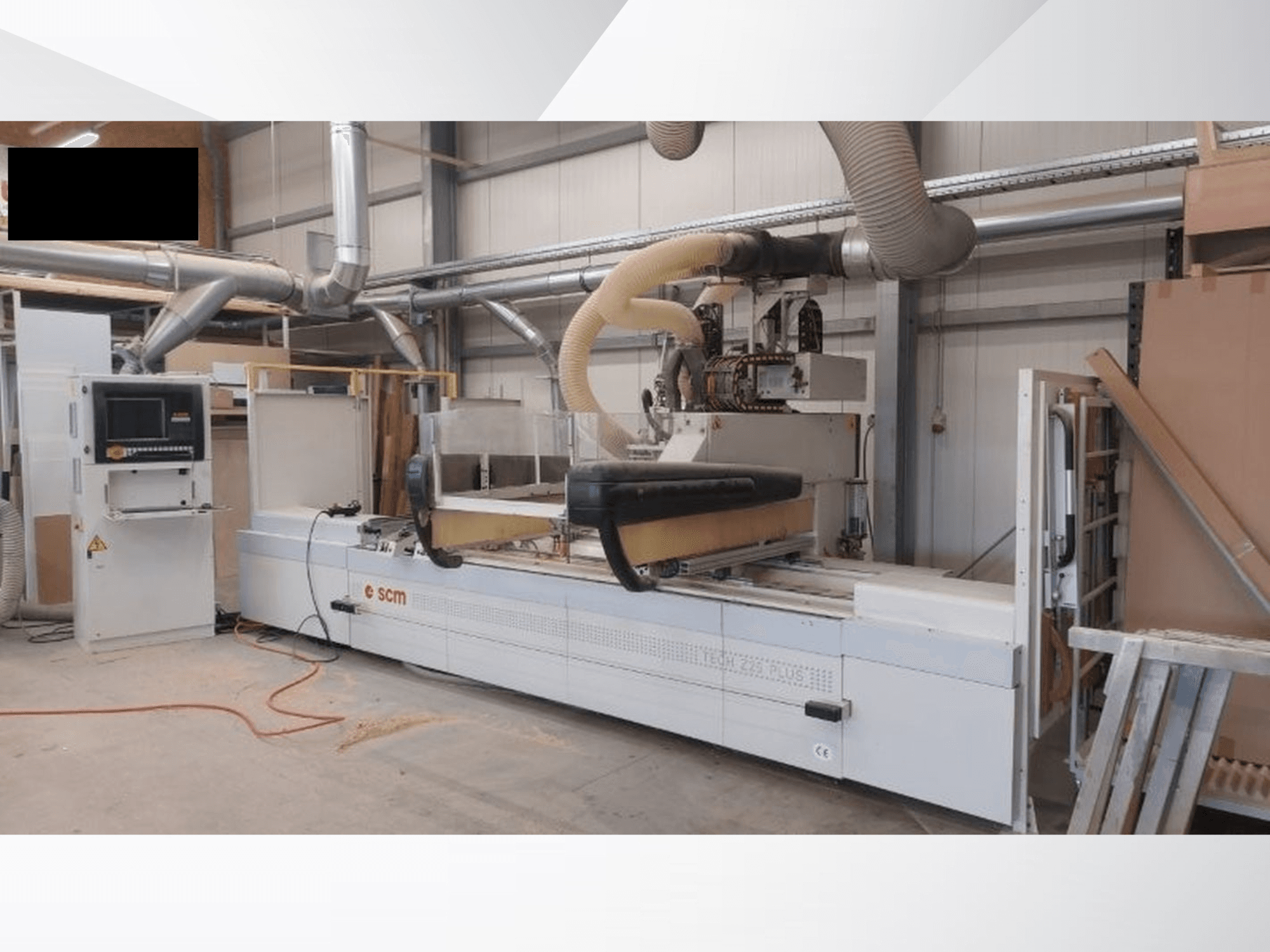CNC obráběcí centrum SCM TECH Z25 PLUS H-R4 v dílně, čelní pohled ukazuje ovládací panel a systém odsávání prachu.