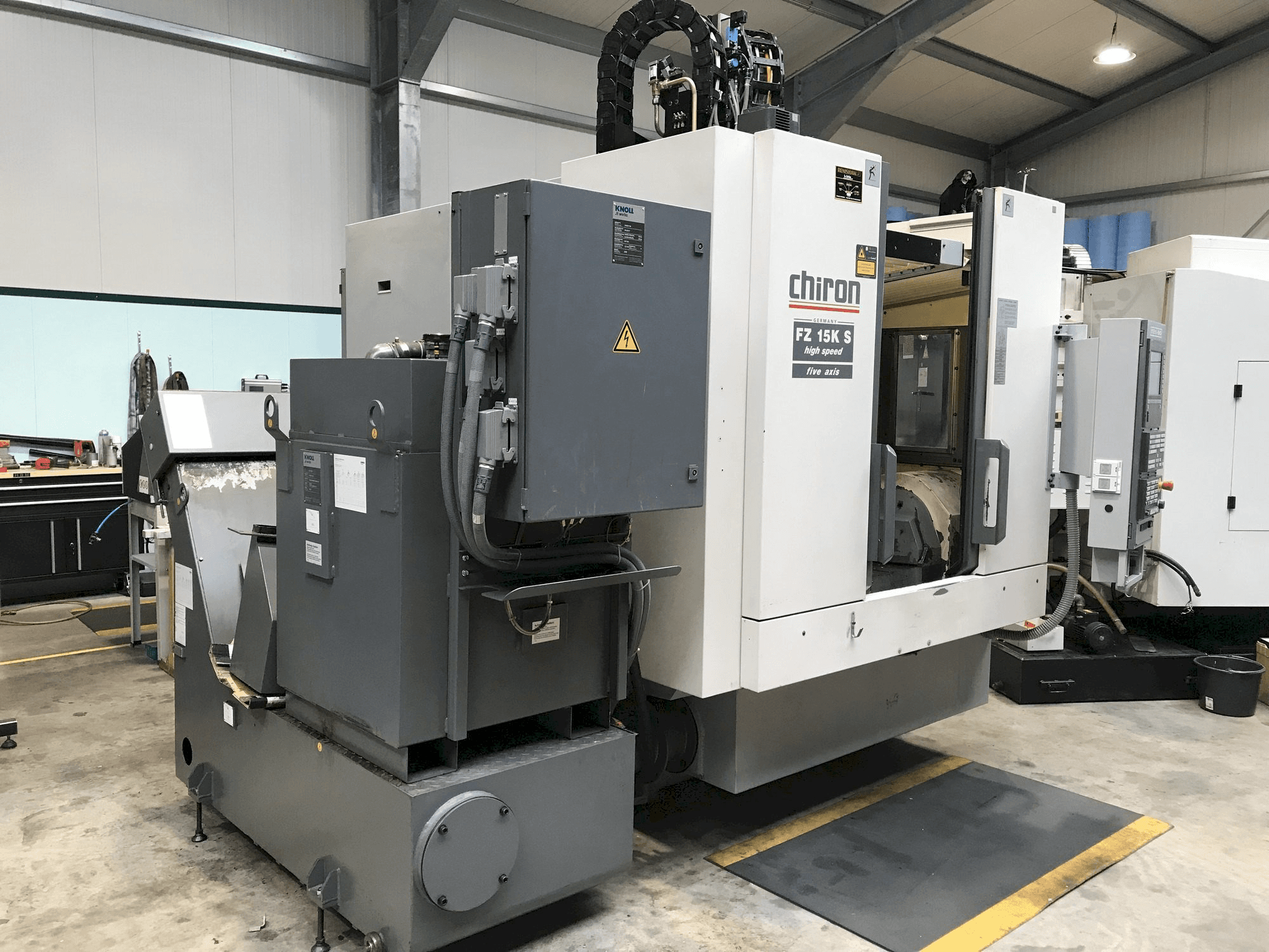 Čelní pohled na CHIRON FZ15 KS stroj