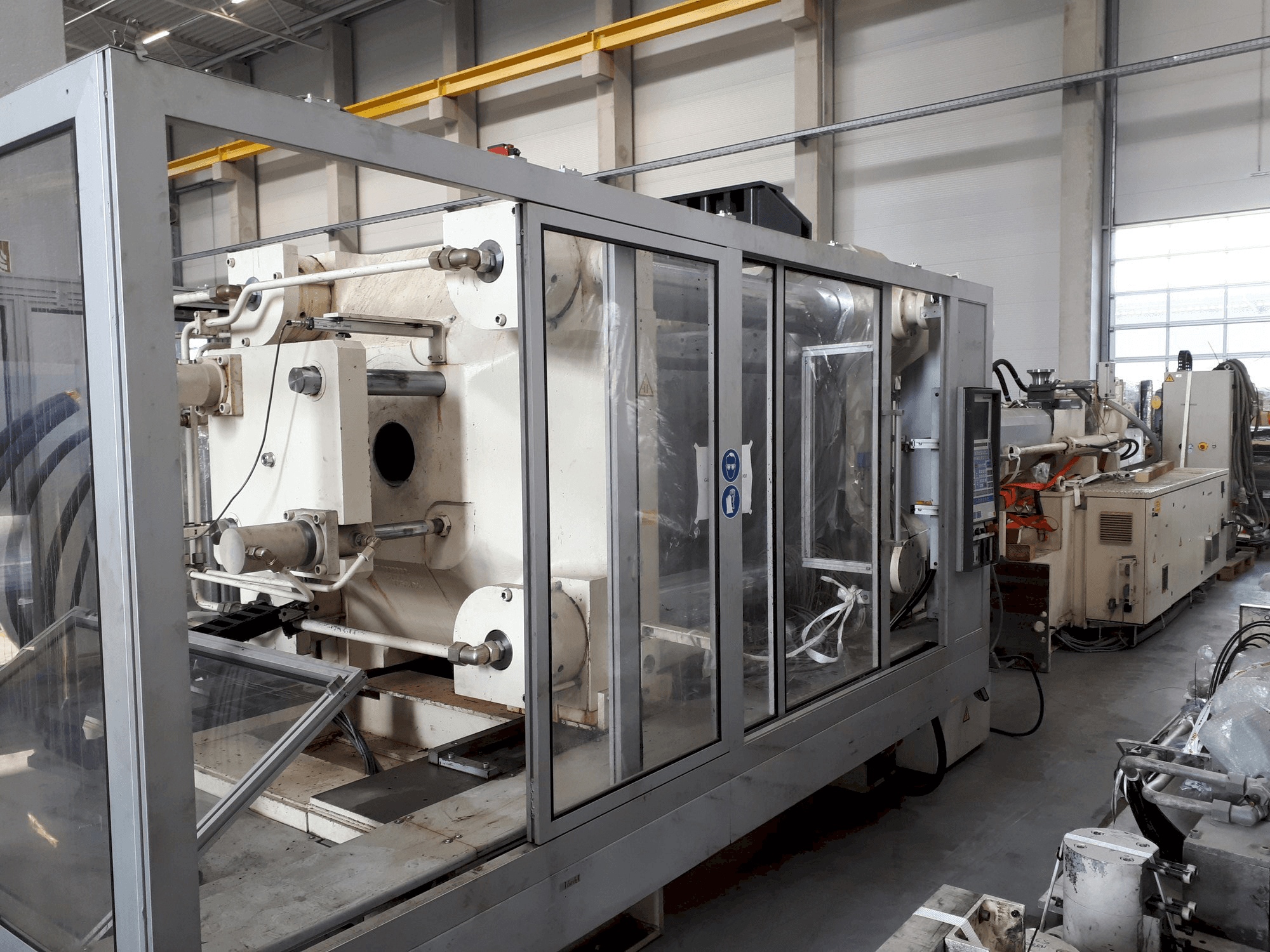 Čelní pohled na Krauss Maffei 650-2700 C1 stroj