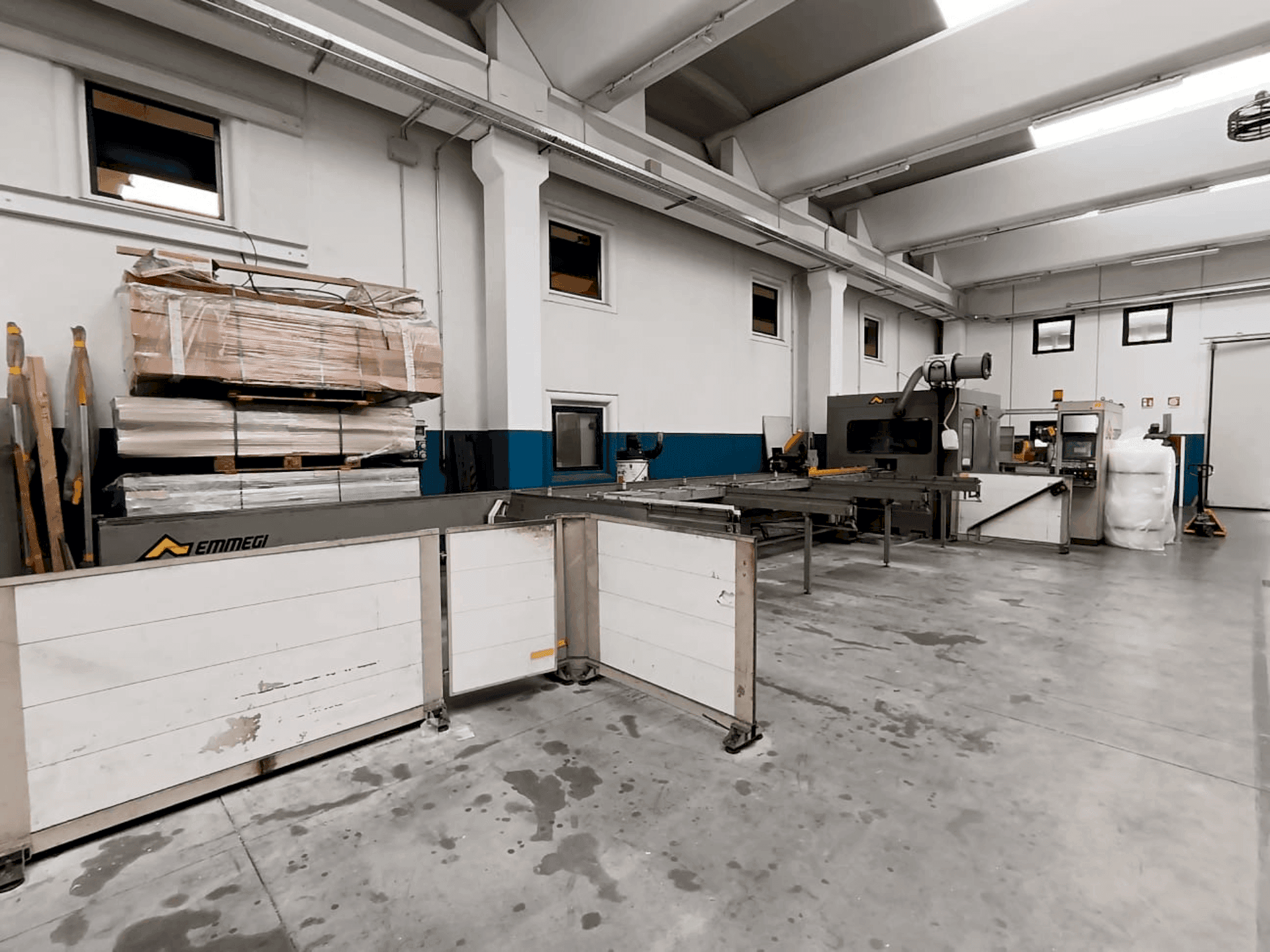 Čelní pohled na Emmegi Quadra stroj