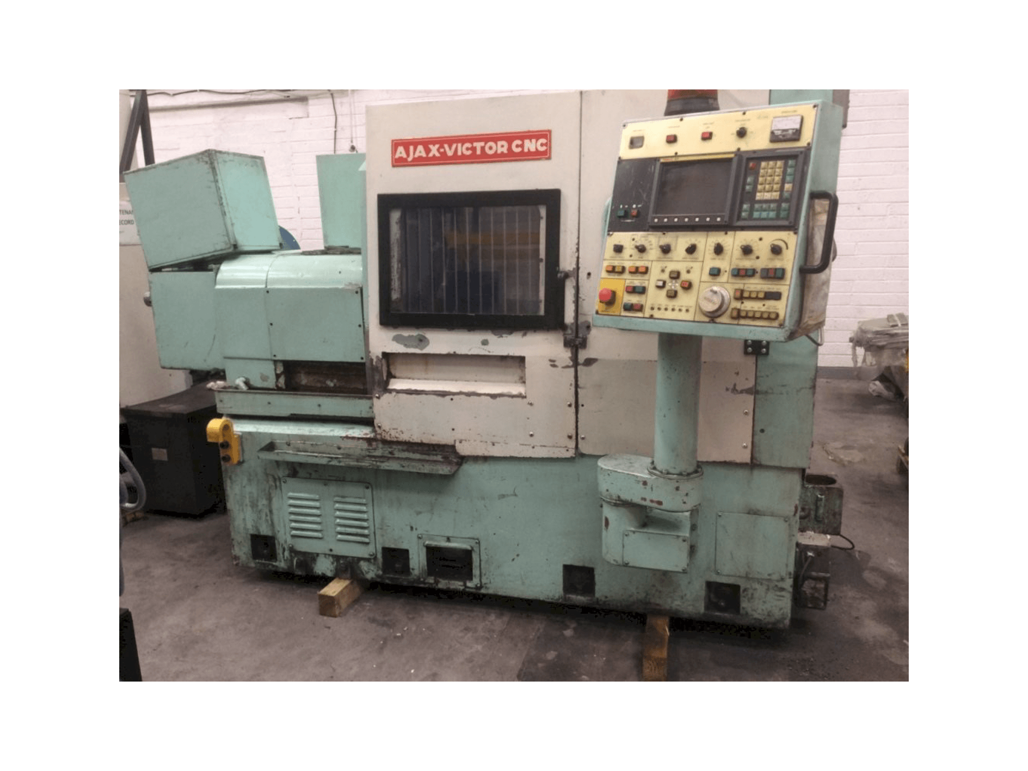 Čelní pohled na Victor TNS-3H stroj