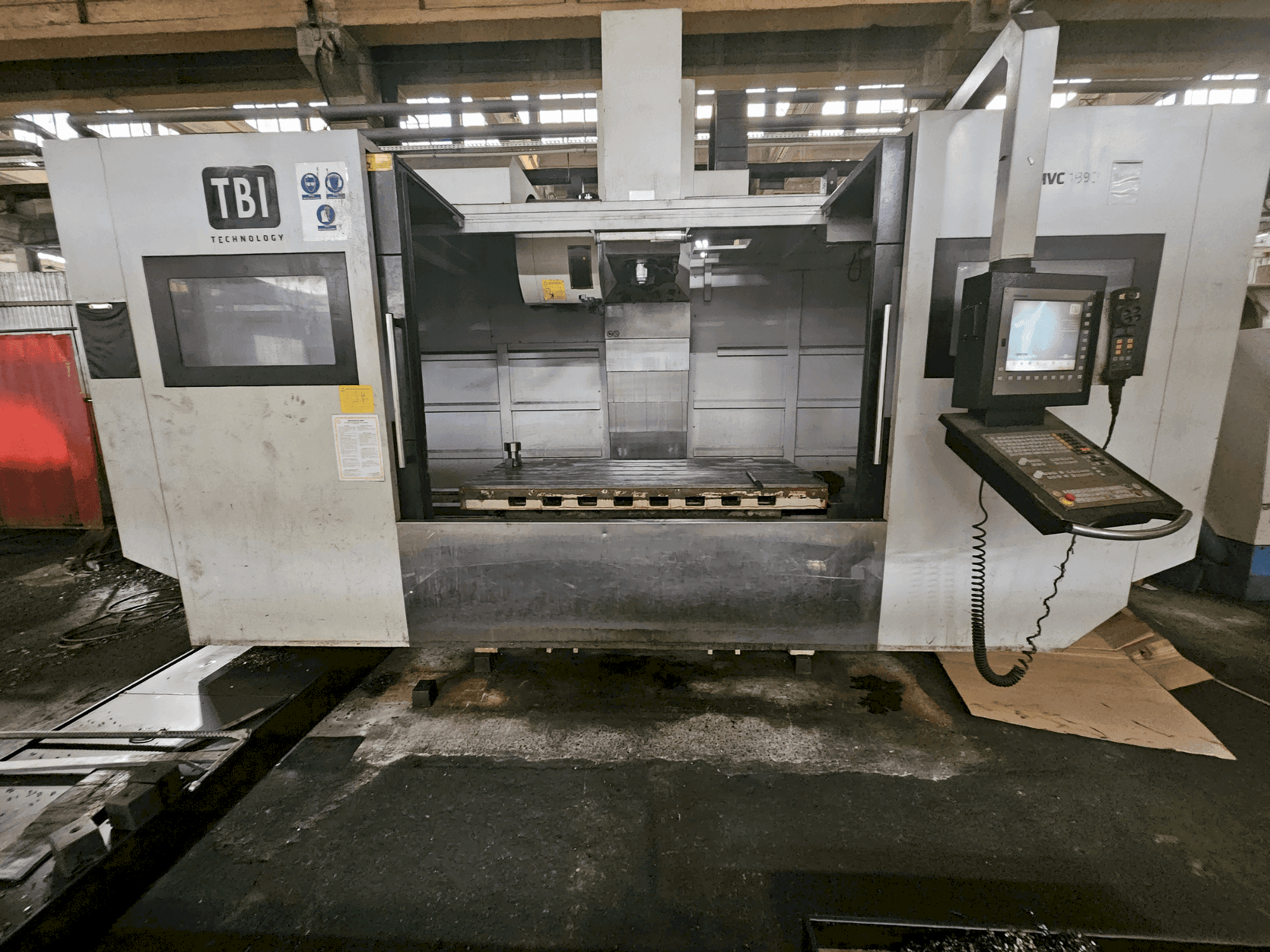 Čelní pohled na TBI MVC 1890 stroj