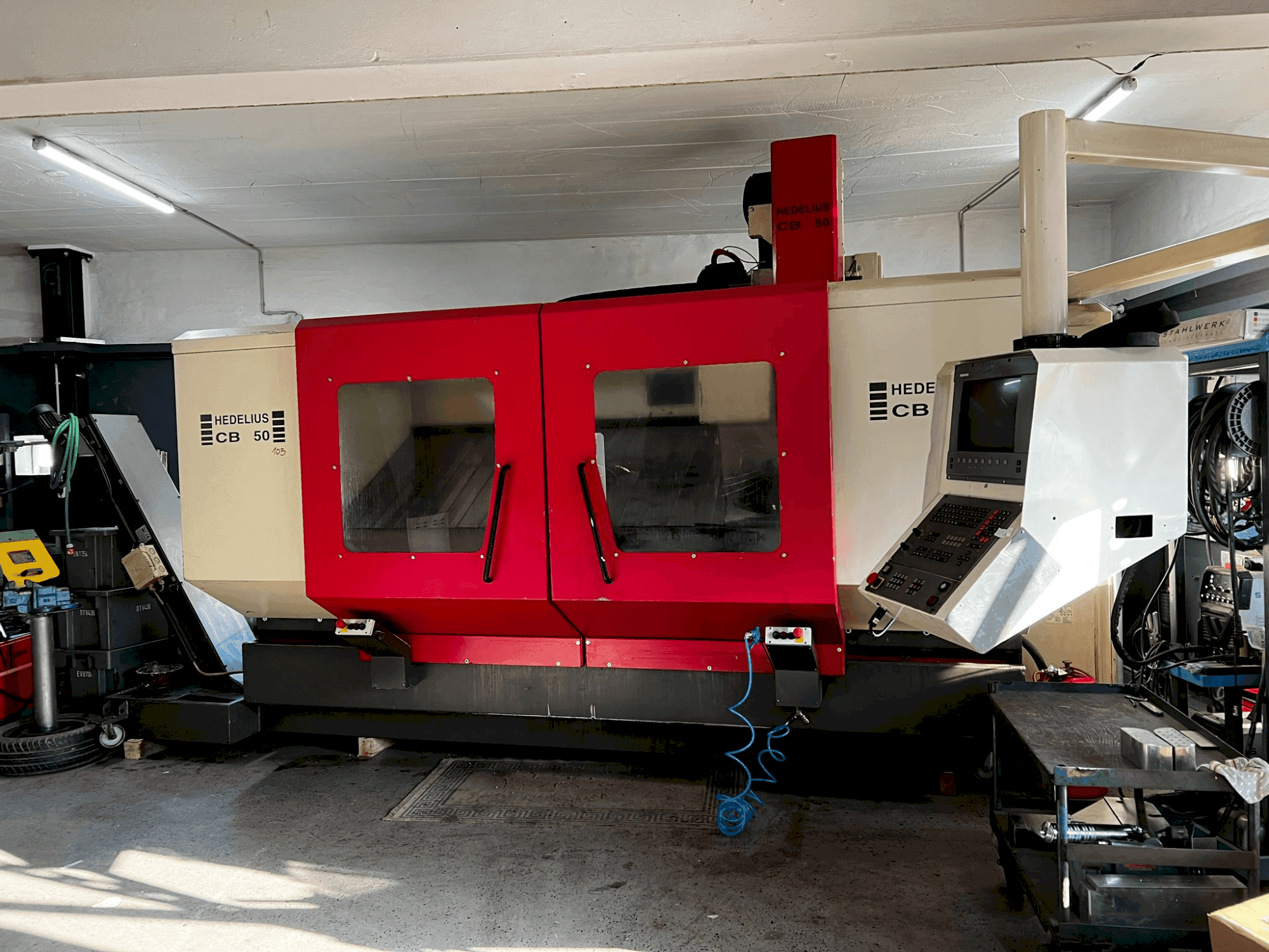 Čelní pohled na HEDELIUS CB 50 stroj