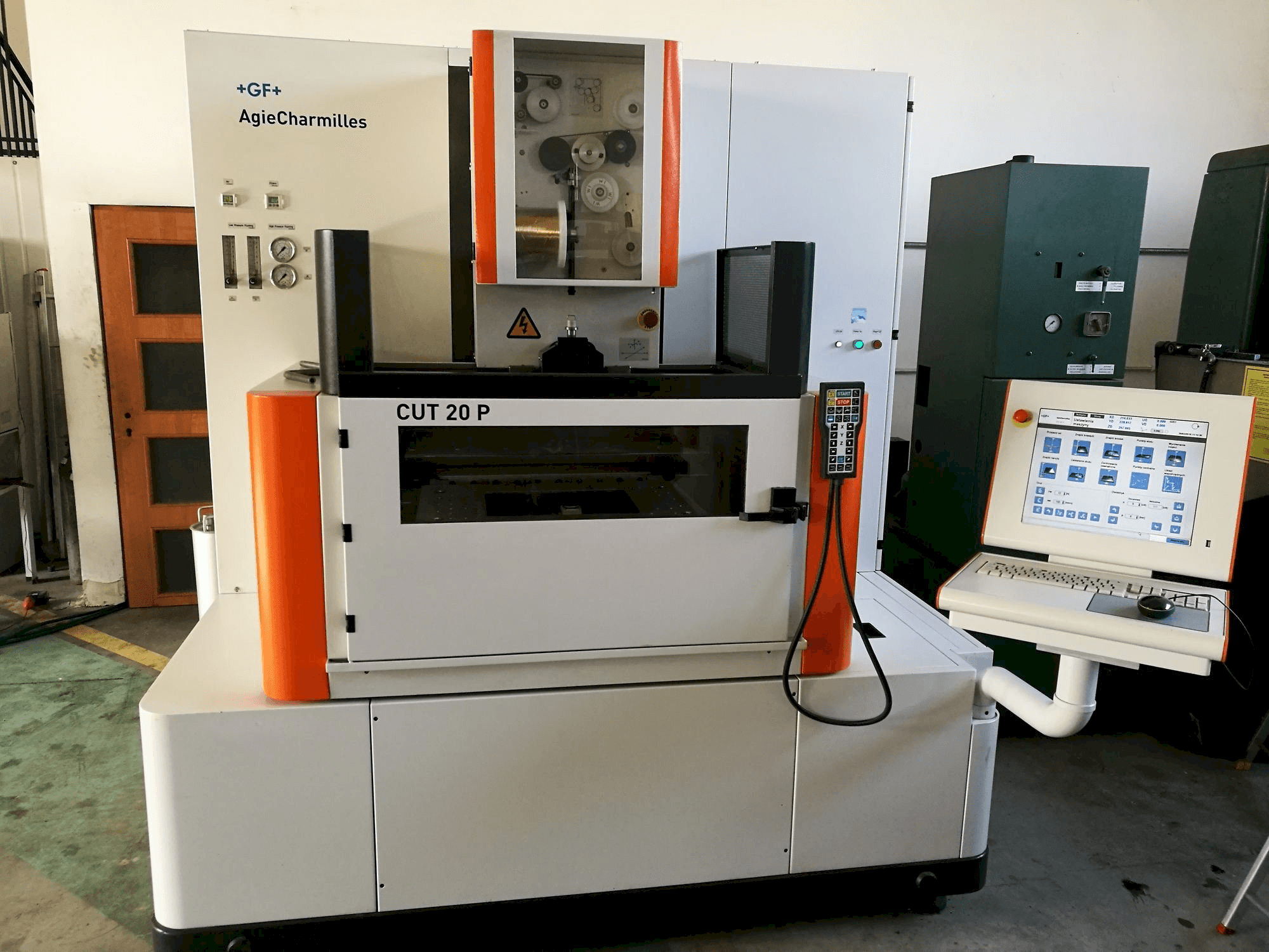 Čelní pohled na AgieCharmilles CUT 20 P stroj