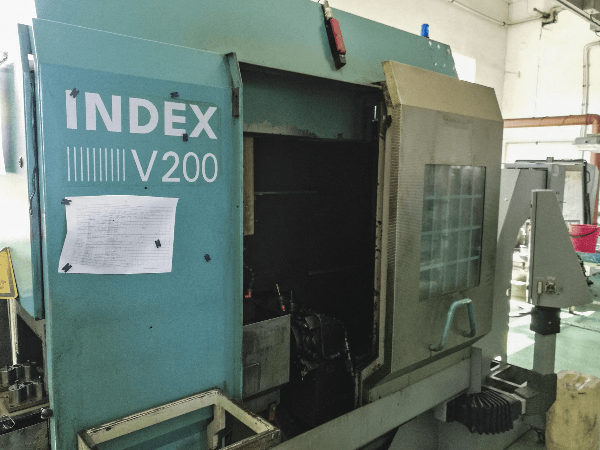 Levý pohled na Index V200 stroj