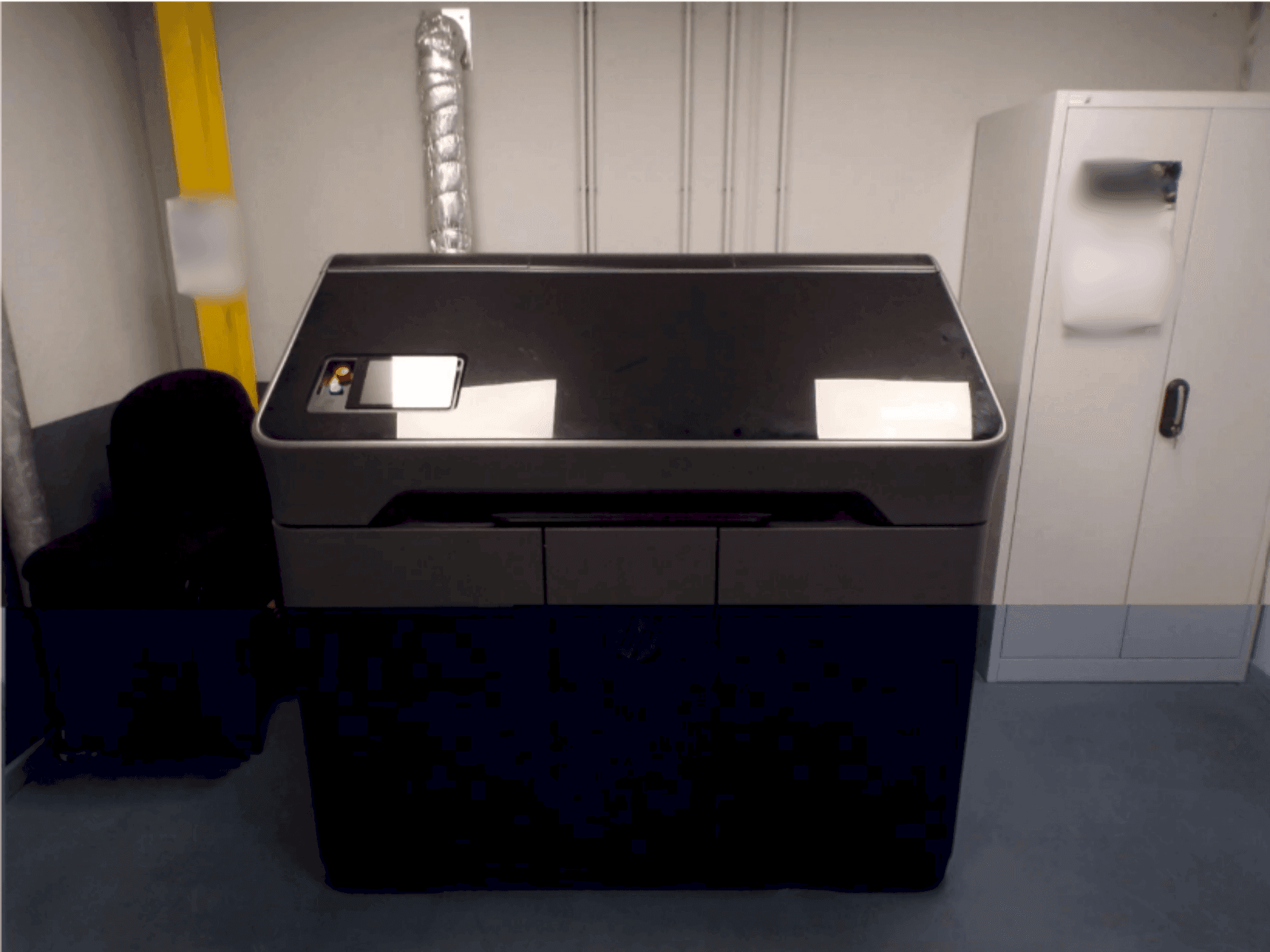 Čelní pohled na HP Jet Fusion MJF 580 color stroj