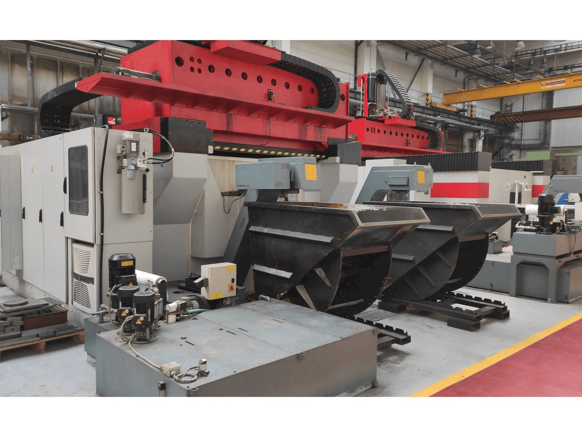 Čelní pohled na TRIMILL VU 2313 stroj