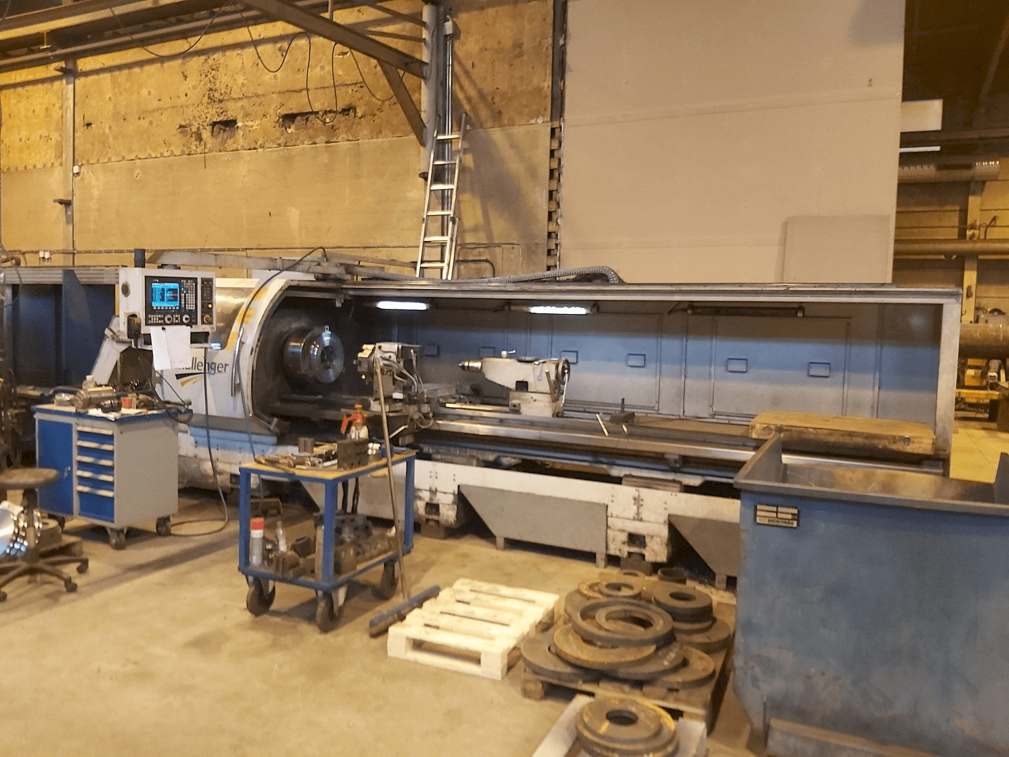 Čelní pohled na MICROCUT Challenger BNC 26160 XXL stroj