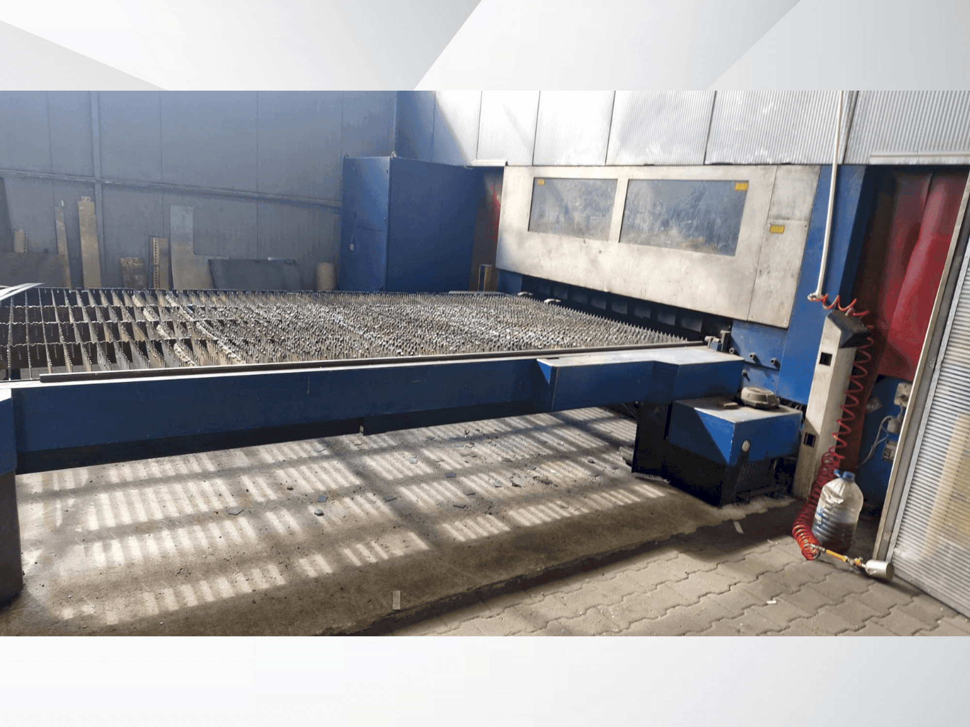 Čelní pohled na TRUMPF TRUMATIC L 4030 stroj