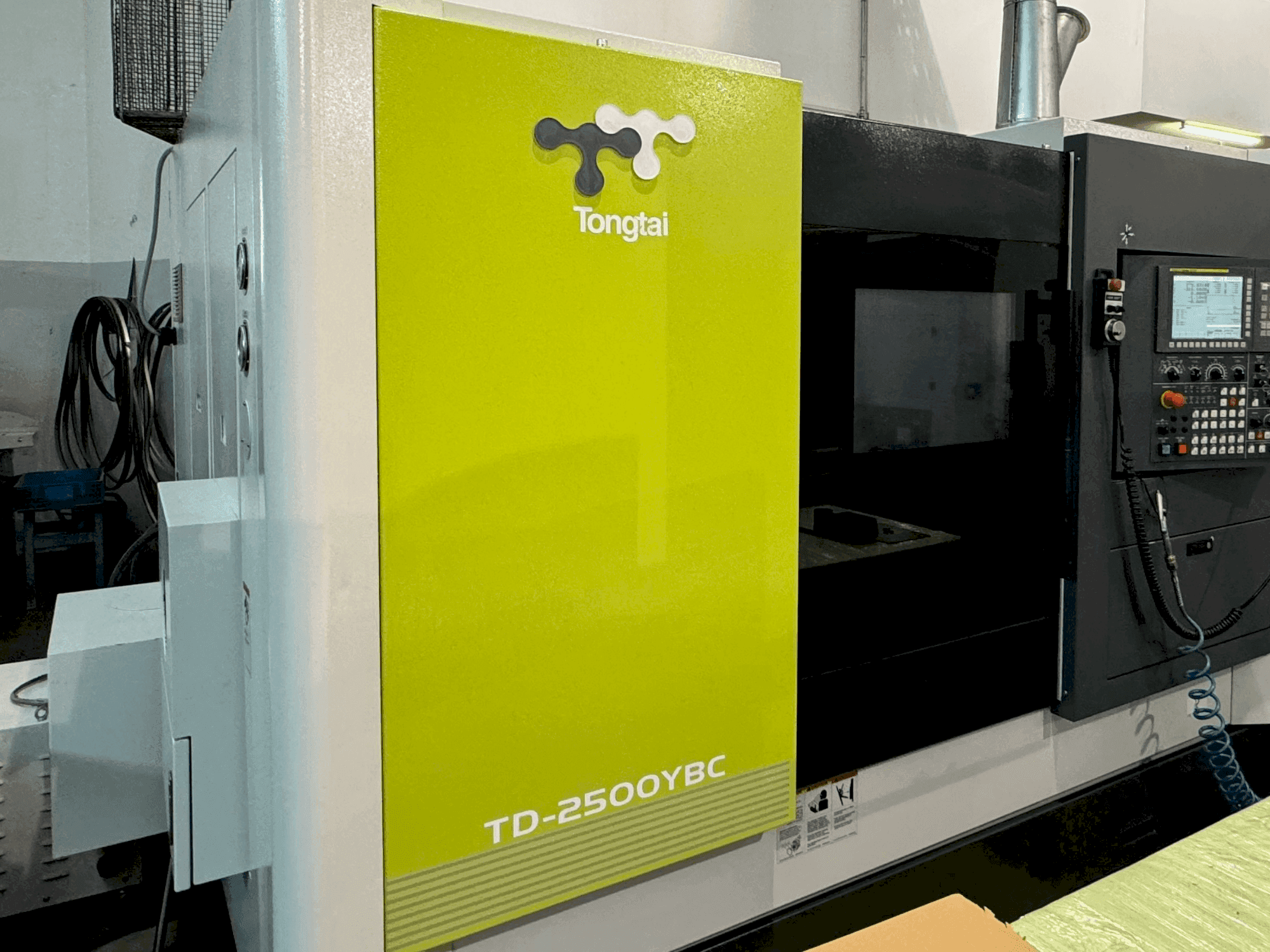 Čelní pohled na Tongtai TD-2500YBC stroj