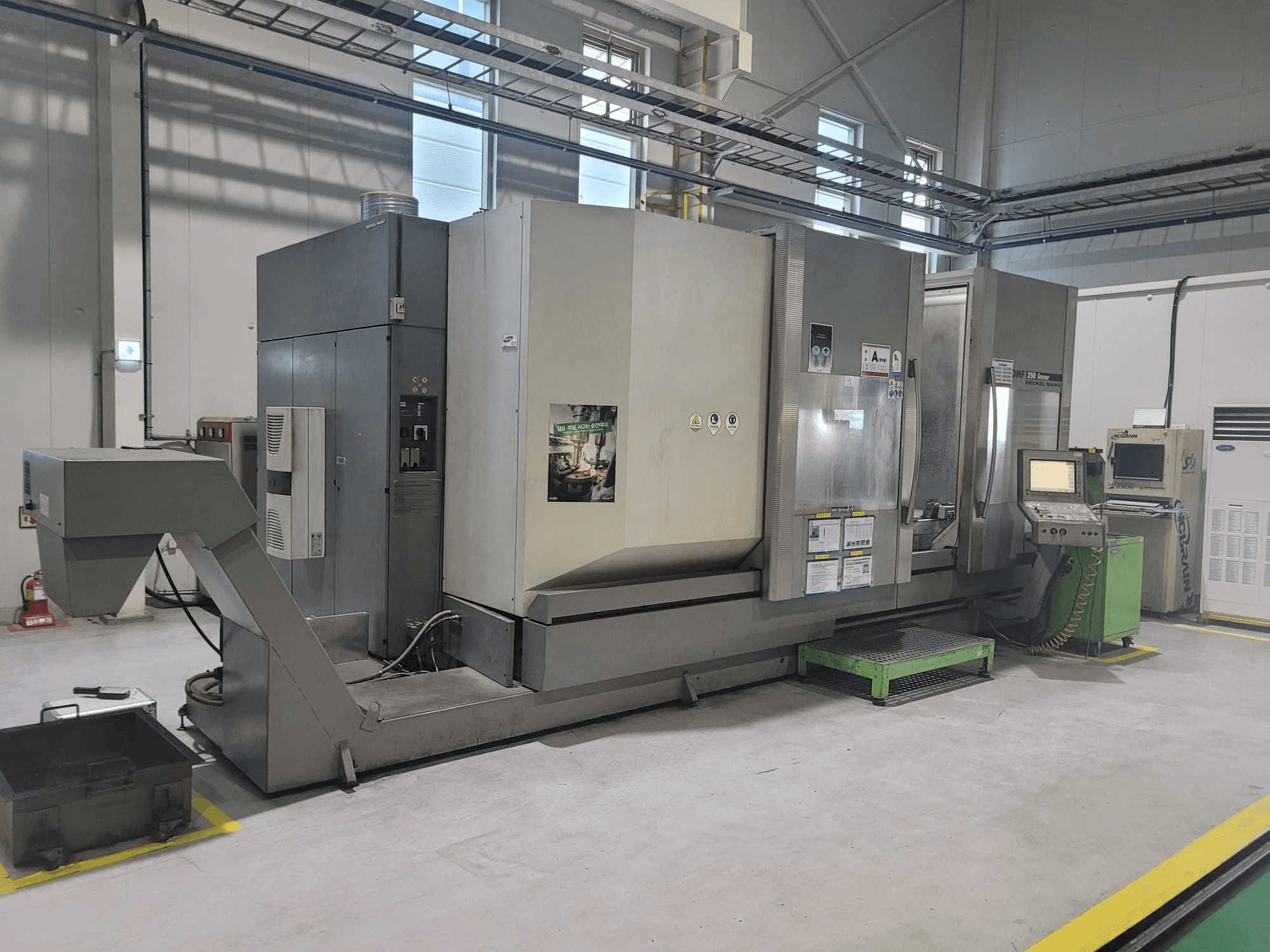 Levý boční pohled na DECKEL MAHO DMF 250 linear stroj