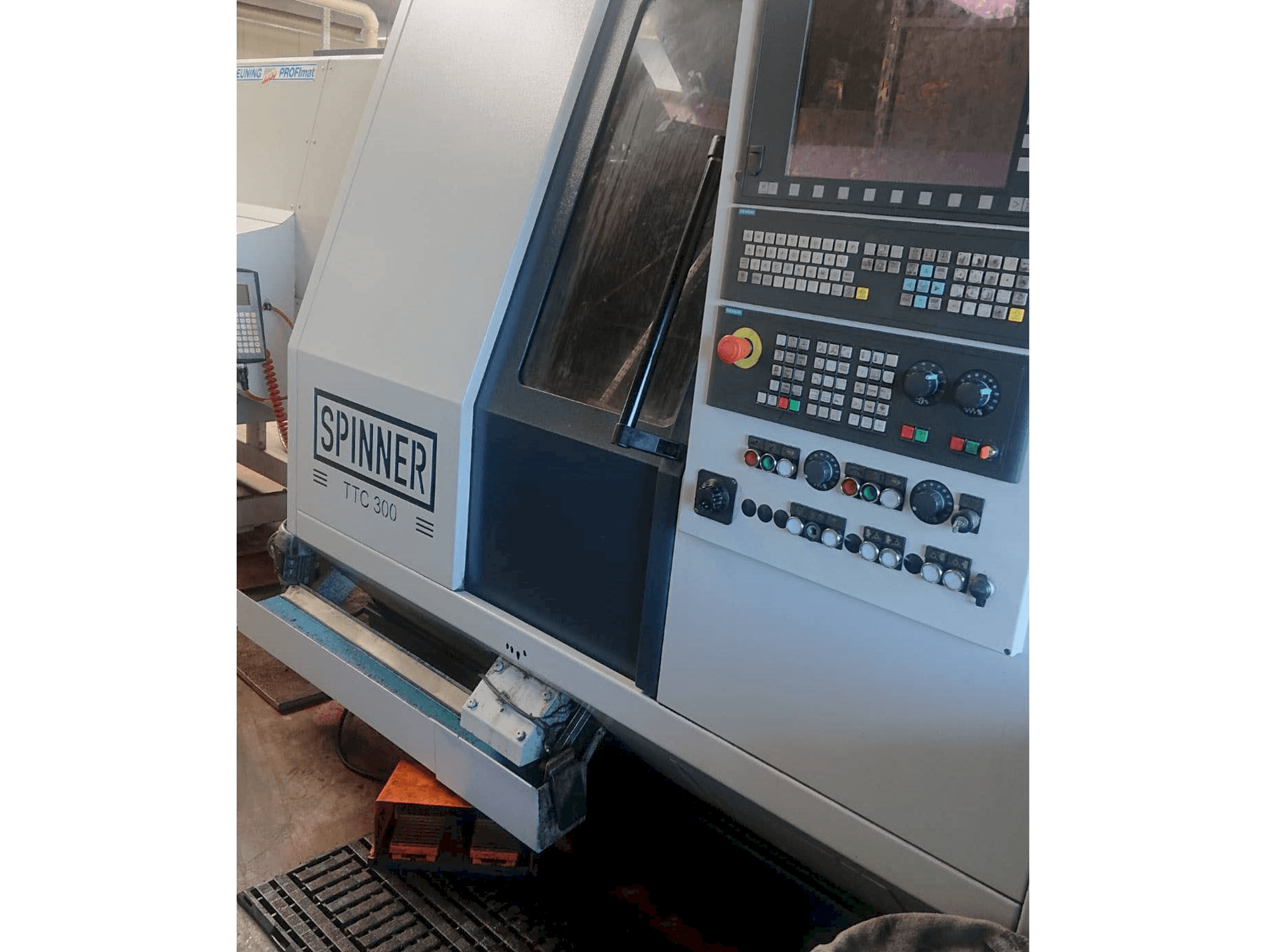 Čelní pohled na SPINNER TTC300-52 SMMCY stroj