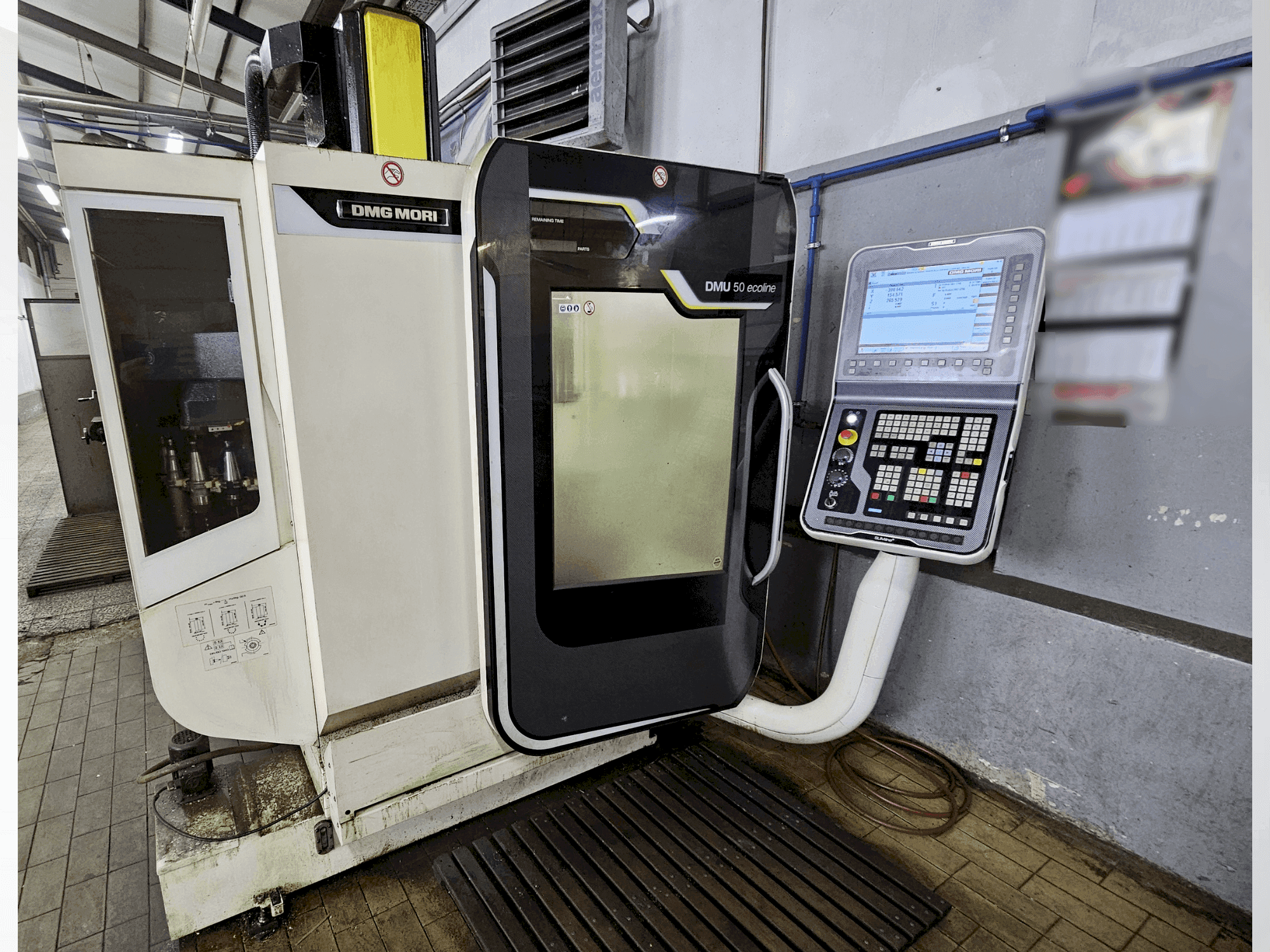 Čelní pohled na DMG MORI DMU 50 ecoline stroj