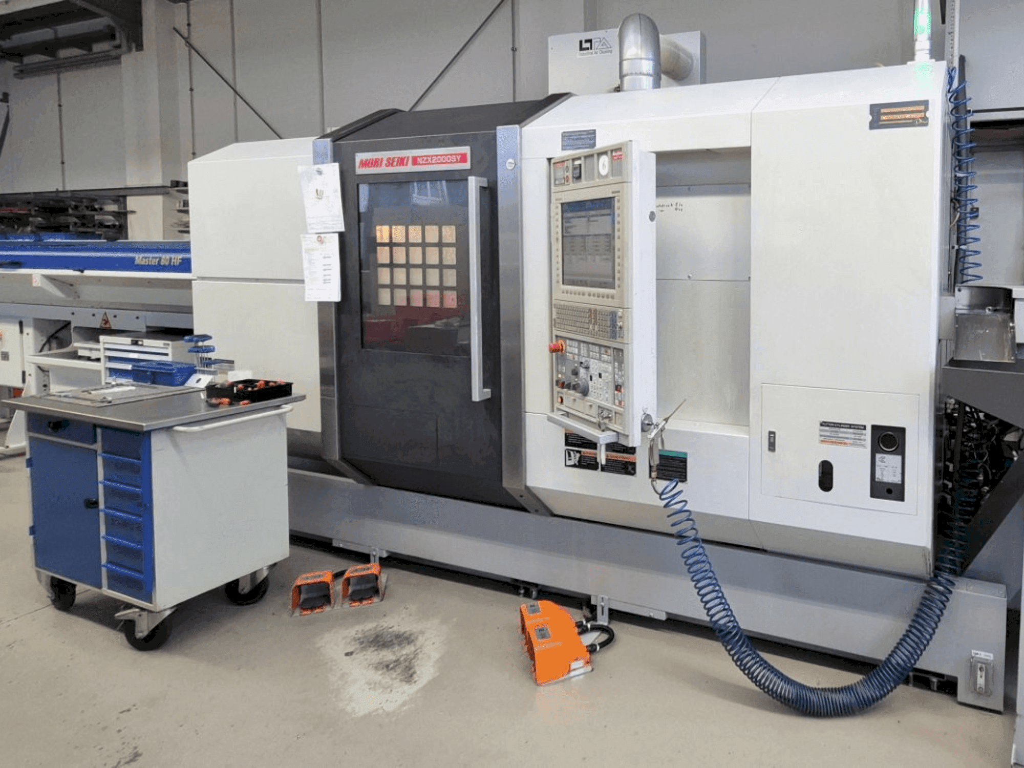 Čelní pohled na MORI SEIKI NZX2000/800SY stroj