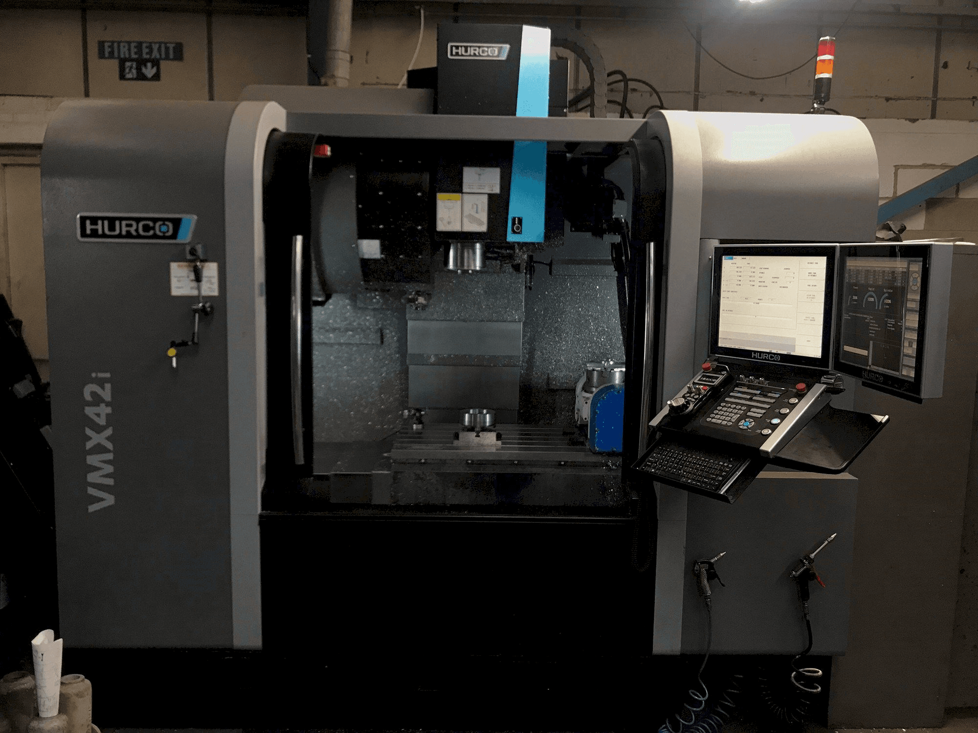 Čelní pohled na Hurco VMX42i stroj