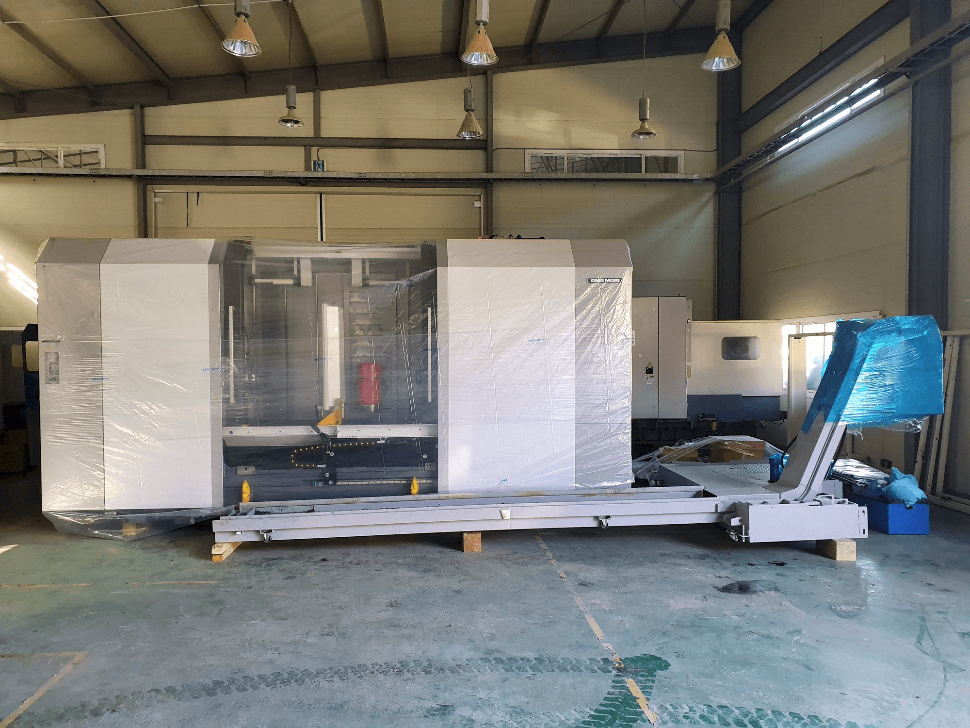 Čelní pohled na DMG MORI NT4300DCG/1500 stroj