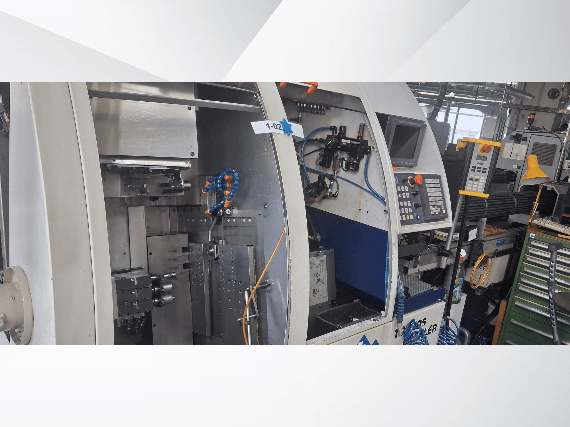 Soustruh švýcarského typu TORNOS DECO 2000-10, čelní pohled zobrazující ovládací panel, rotační mechanismus a vnitřní nastavení.