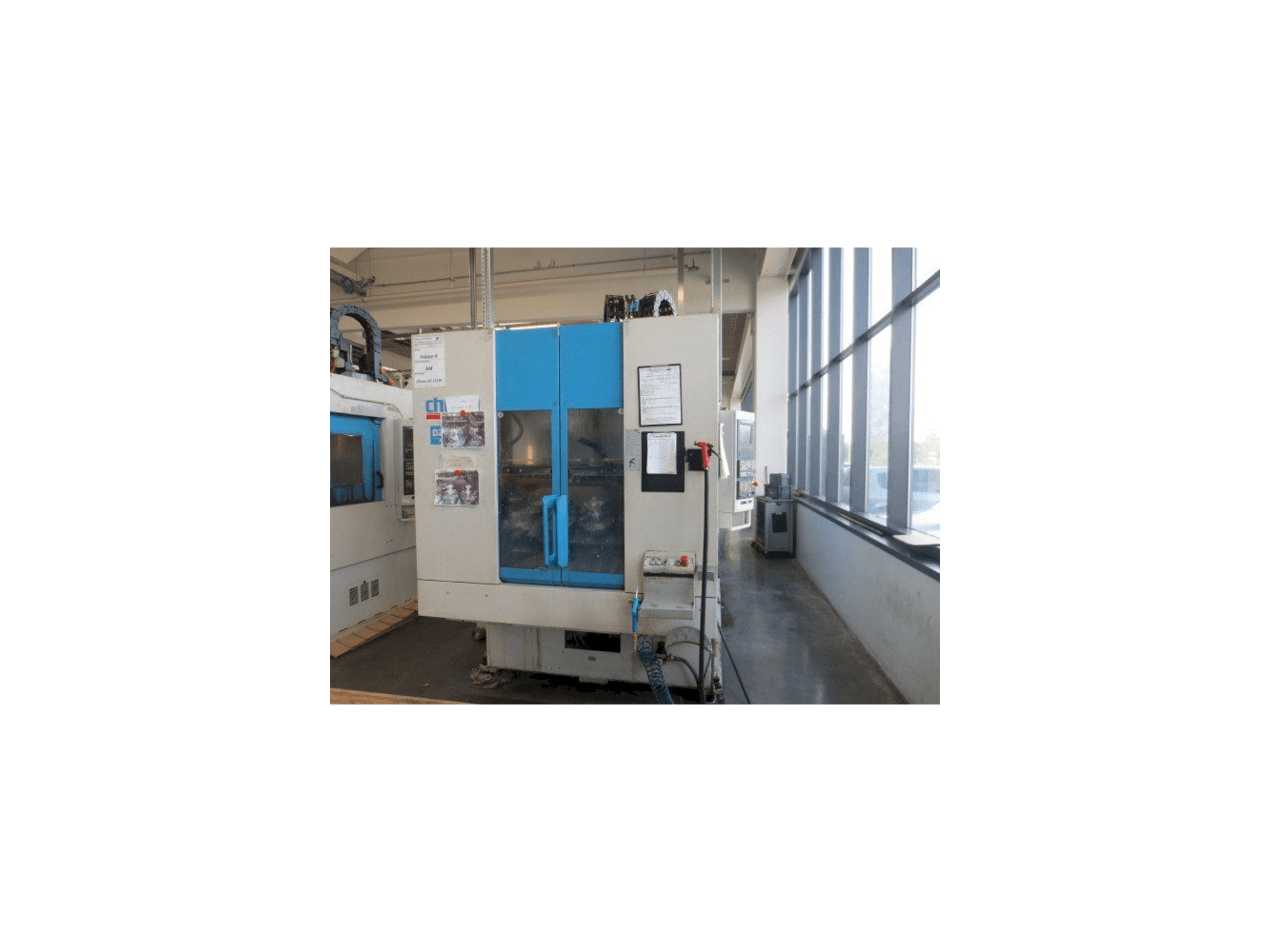 Čelní pohled na CHIRON DZ 15K W stroj