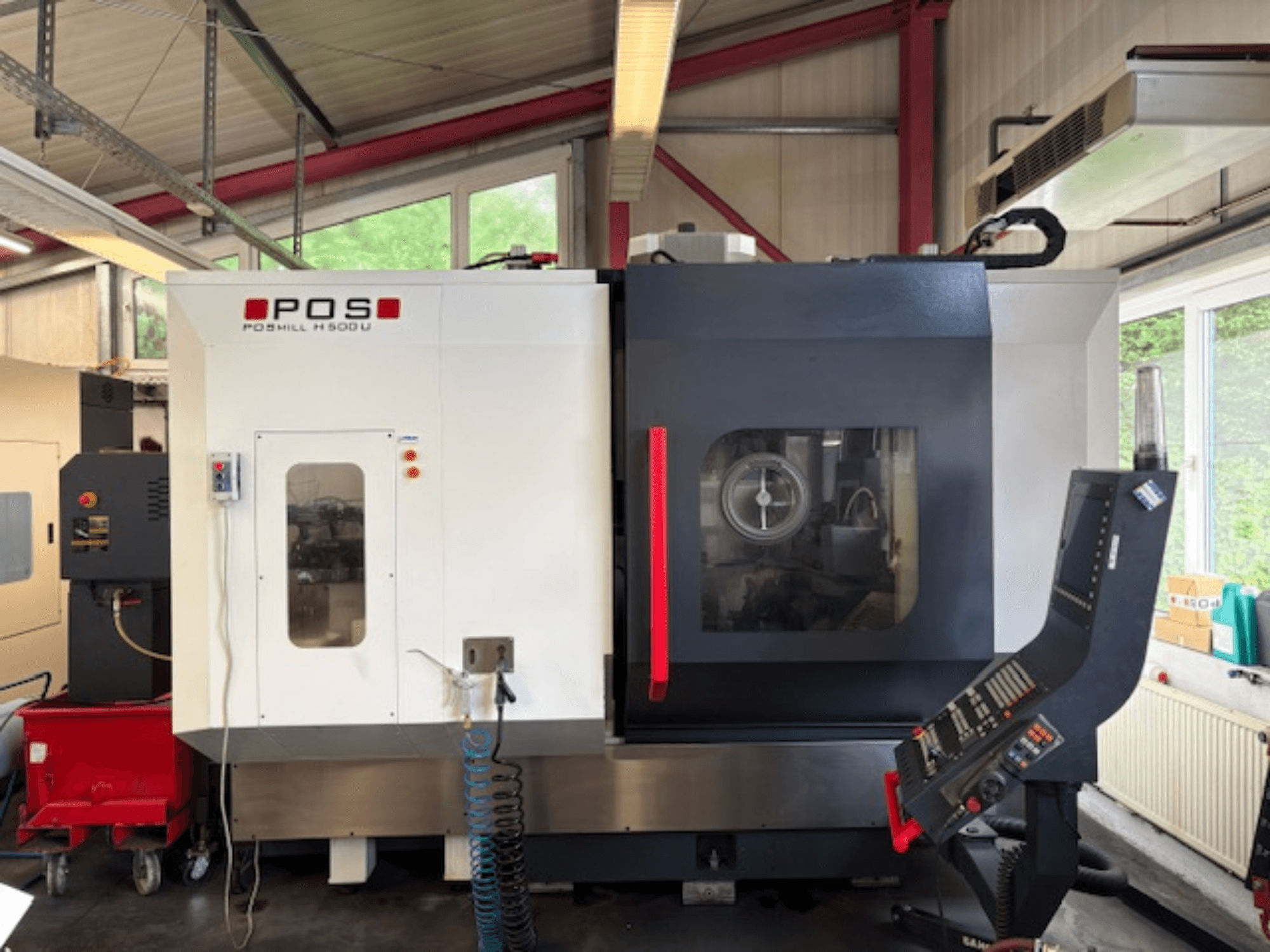 Frézka POS POMILL H500 U při pohledu zepředu, s ovládacím panelem a provozním okénkem.