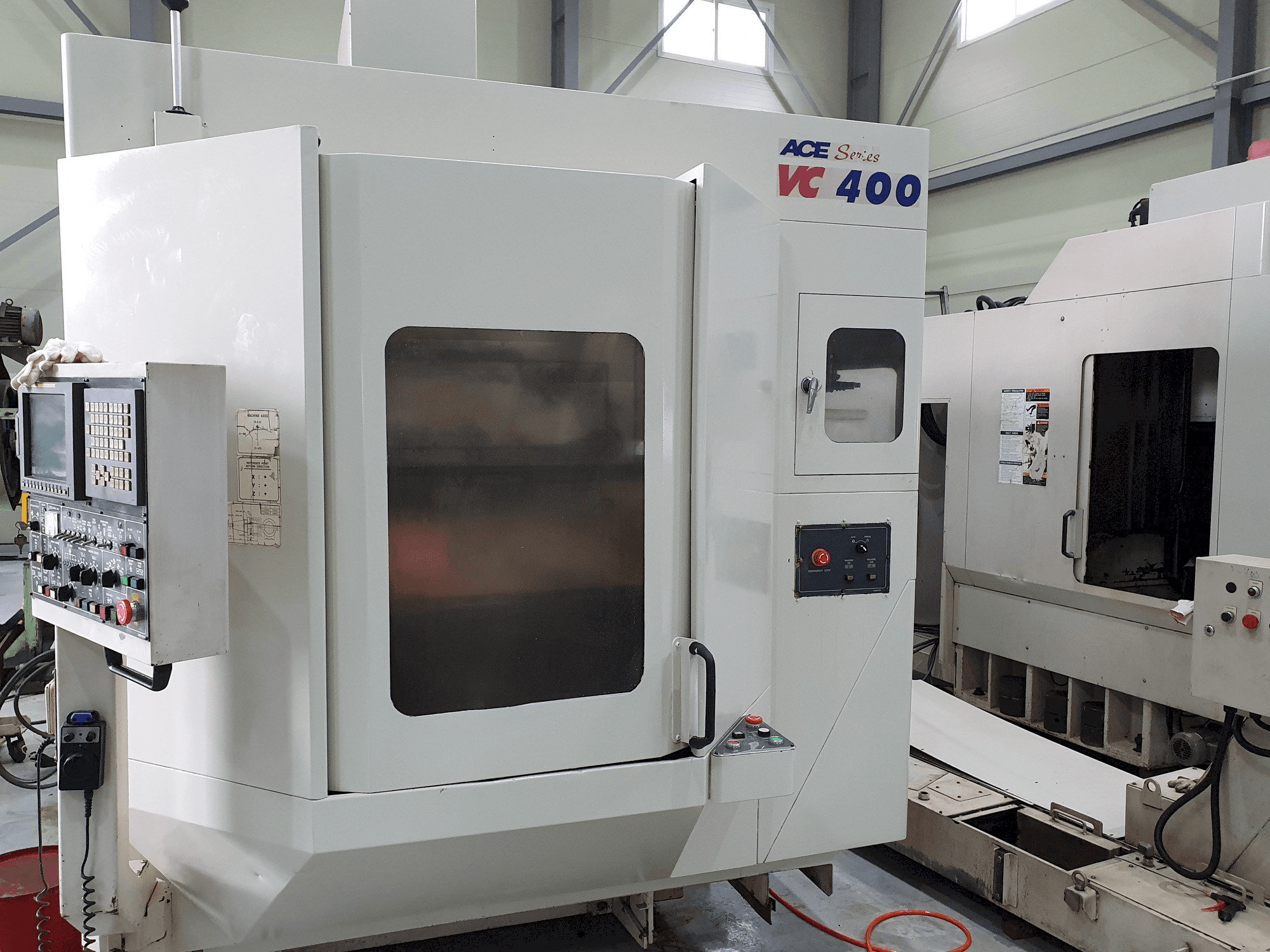 Čelní pohled na DAEWOO Doosan Ace VC400 stroj