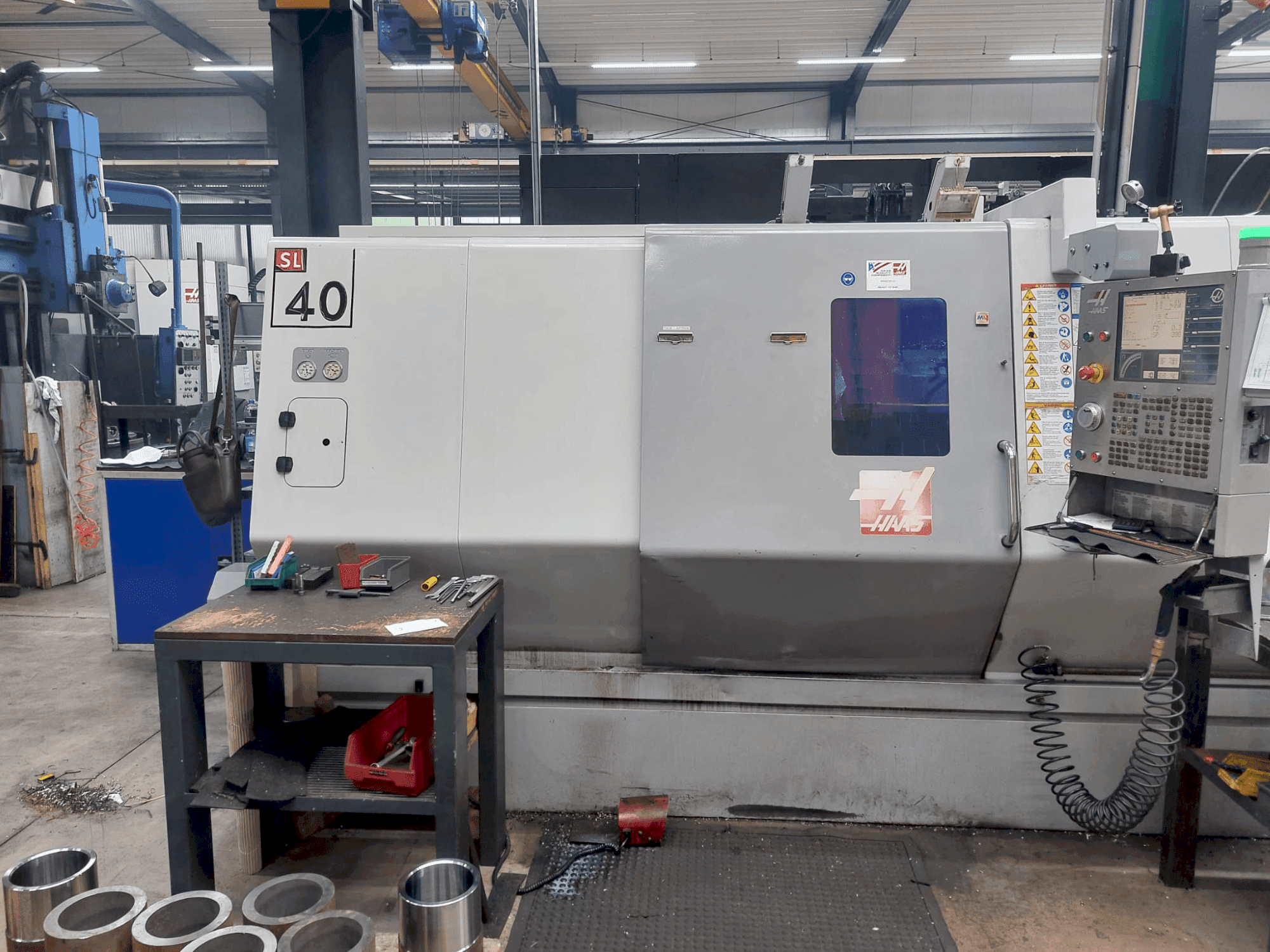 Čelní pohled na HAAS SL-40 stroj