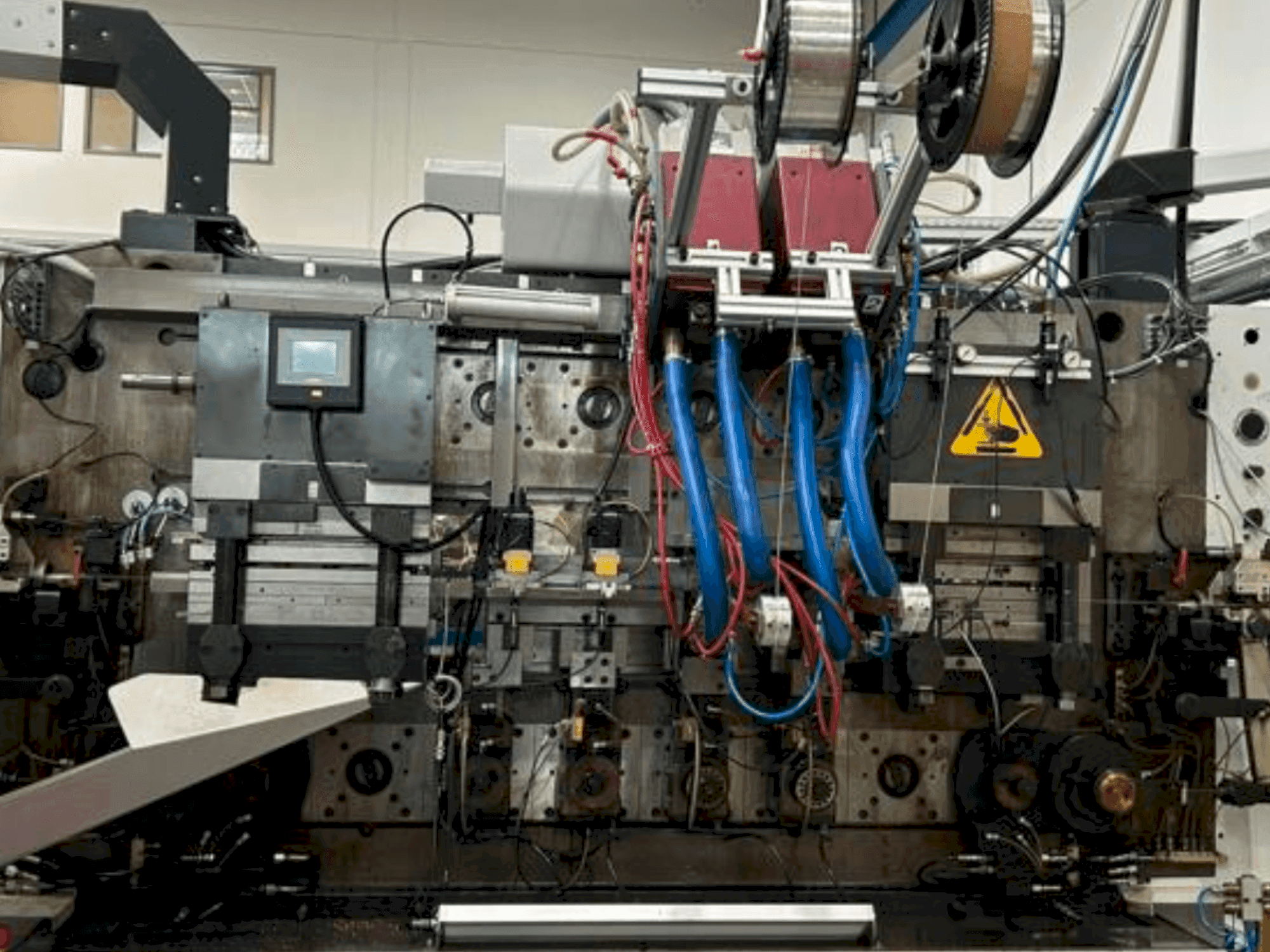 Čelní pohled na Bihler BZ 2/8 stroj