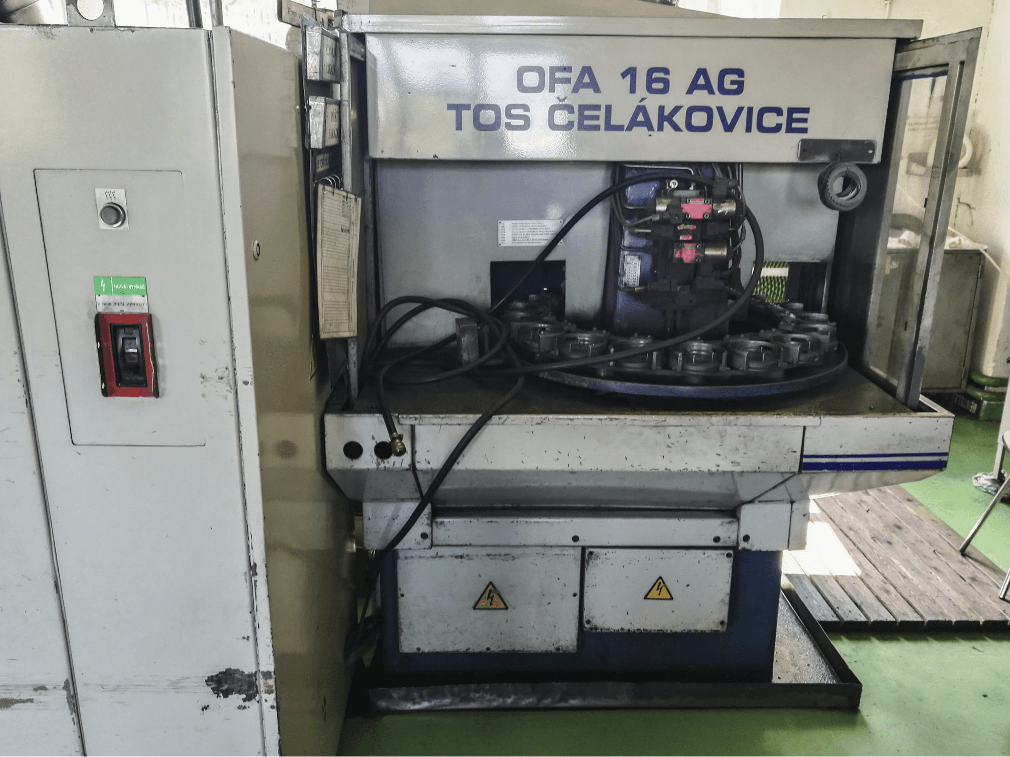 Čelní pohled na TOS OFA 16 AG stroj