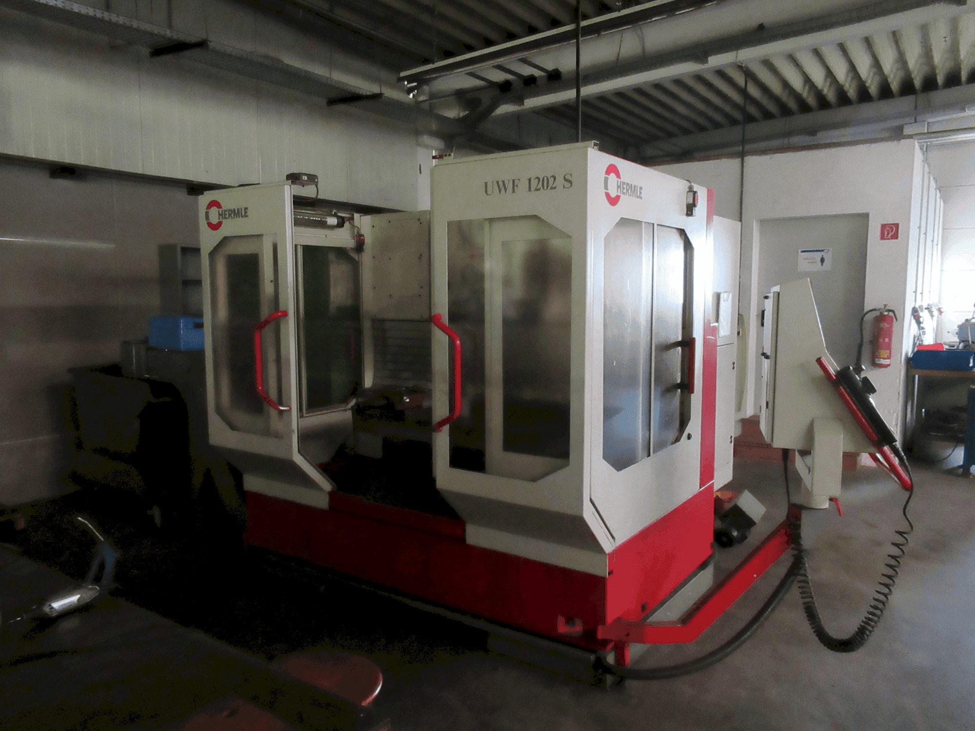 Čelní pohled na HERMLE UWF 1202 S stroj