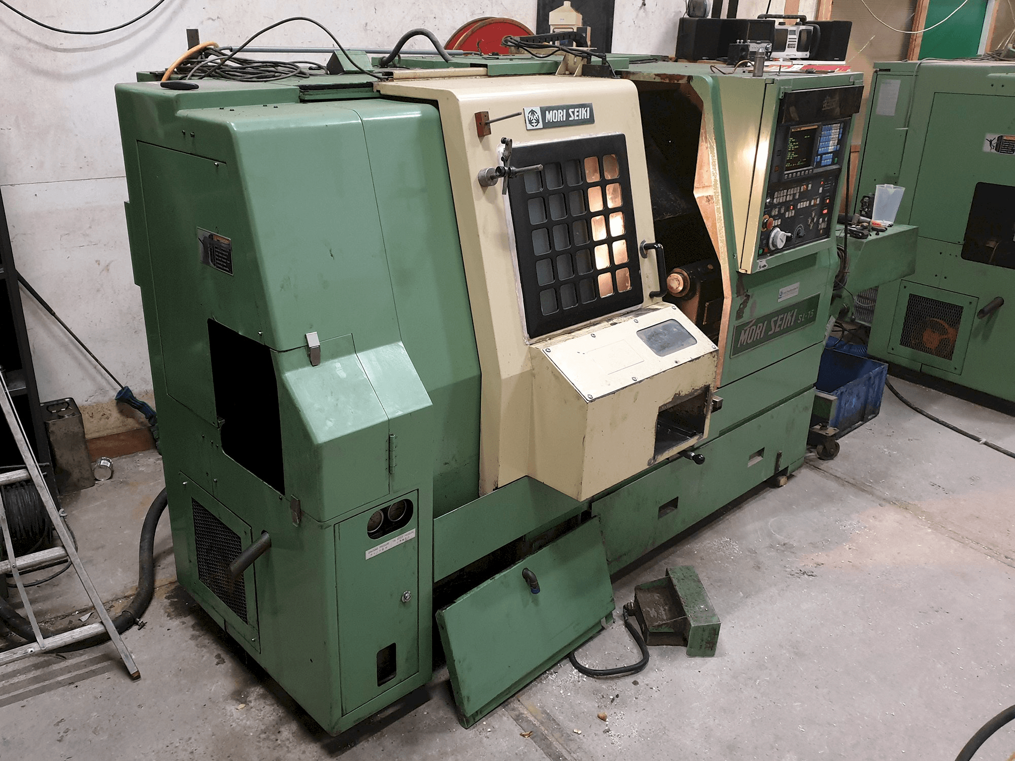 Levý pohled na MORI SEIKI SL-15 stroj