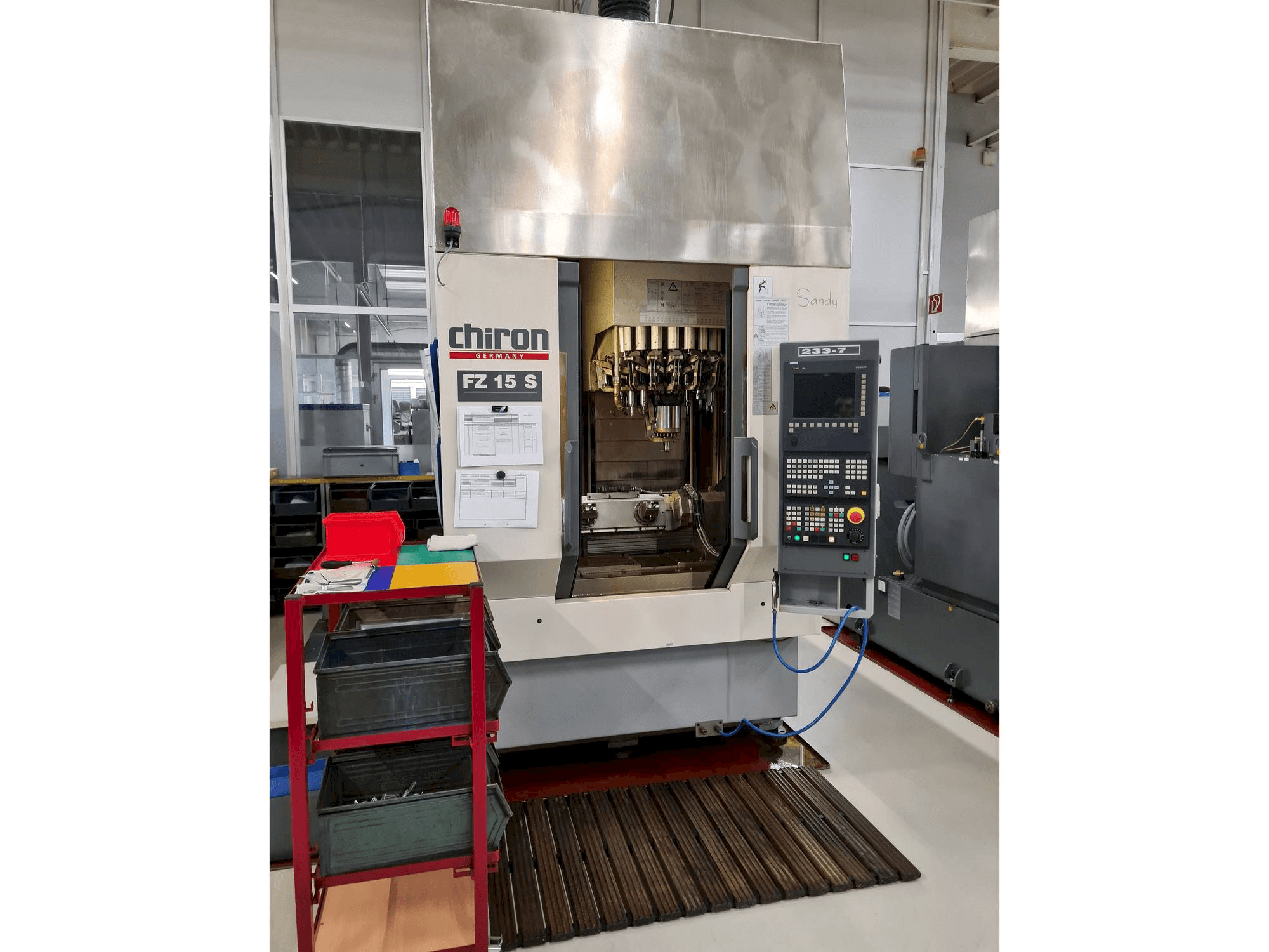 Čelní pohled na CHIRON FZ 15 S stroj