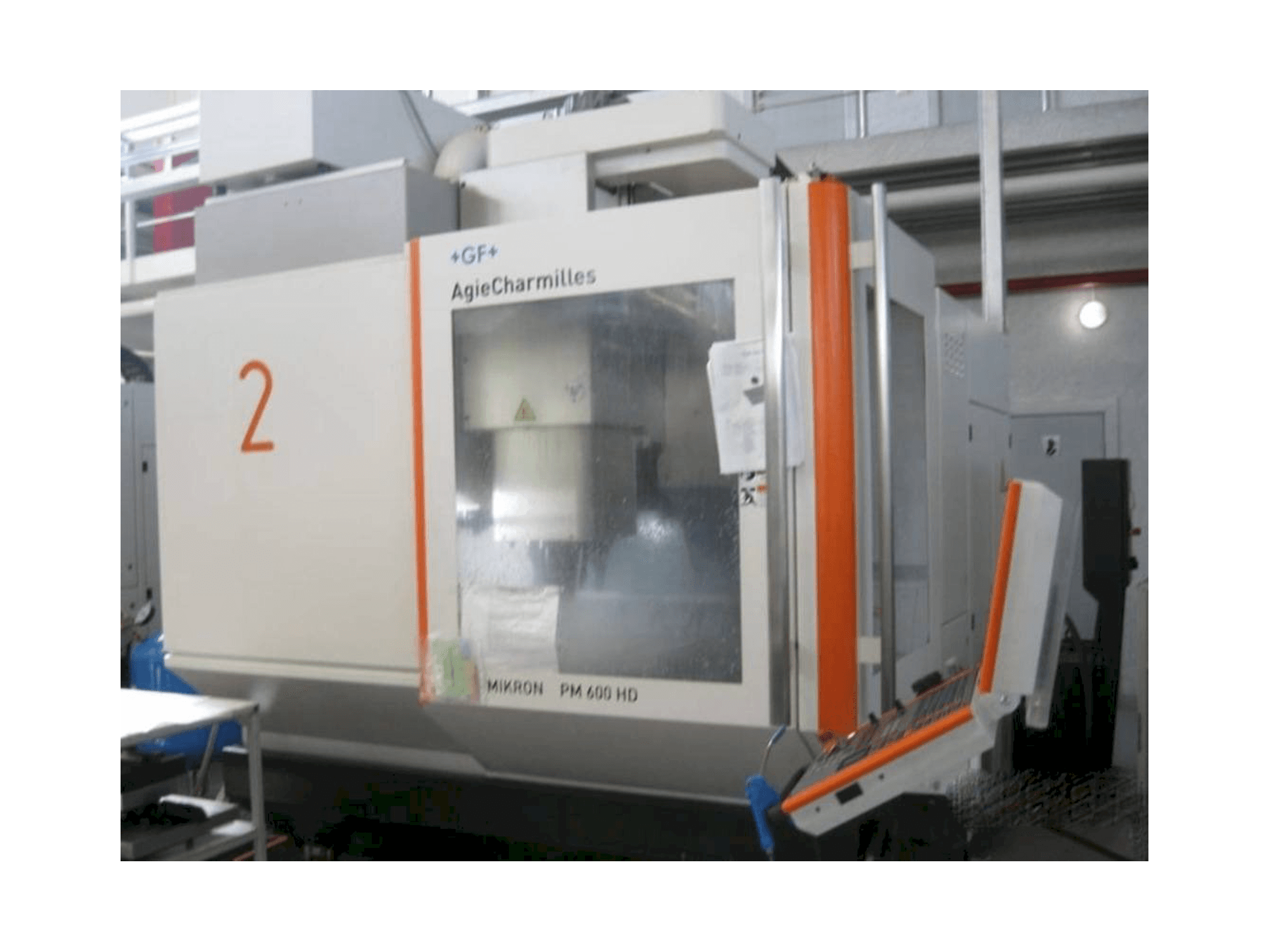 Čelní pohled na AgieCharmilles Mikron HPM 600 HD stroj