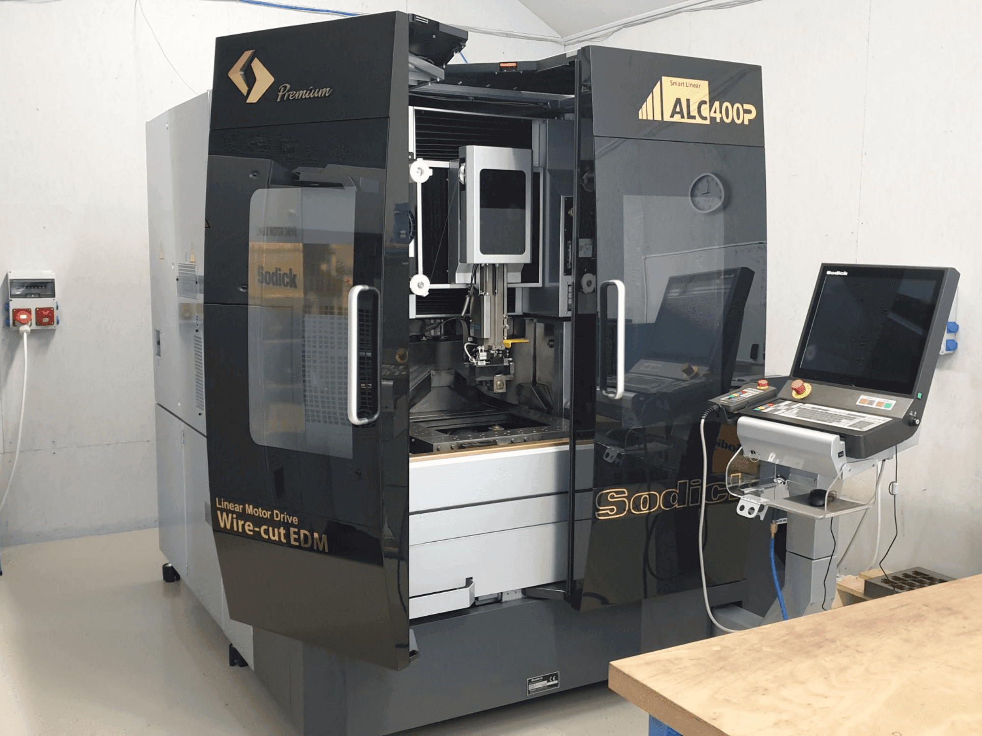 Čelní pohled na Sodick SODICK ALC400P stroj