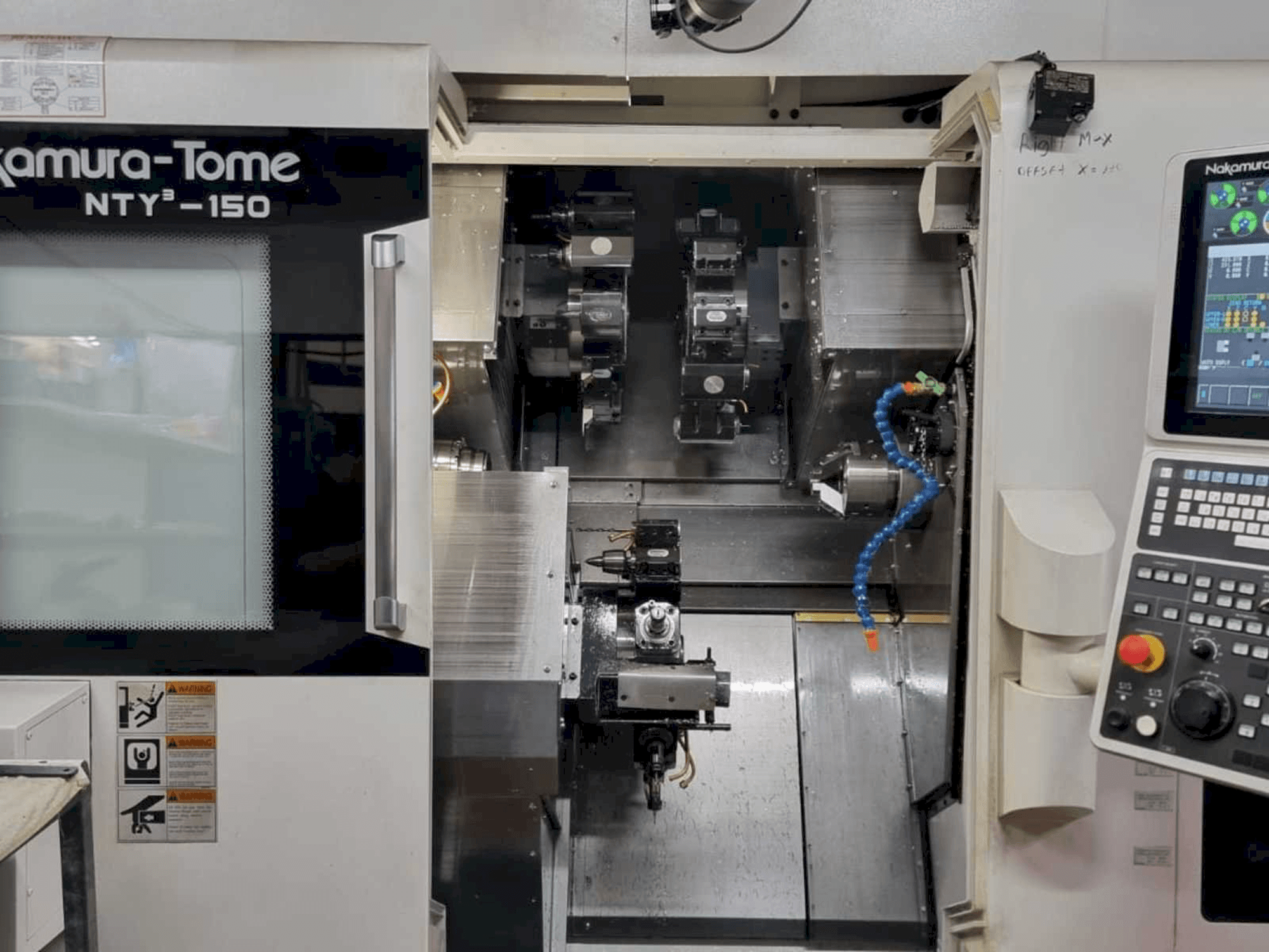 Čelní pohled na NAKAMURA-TOME NTY3-150 stroj