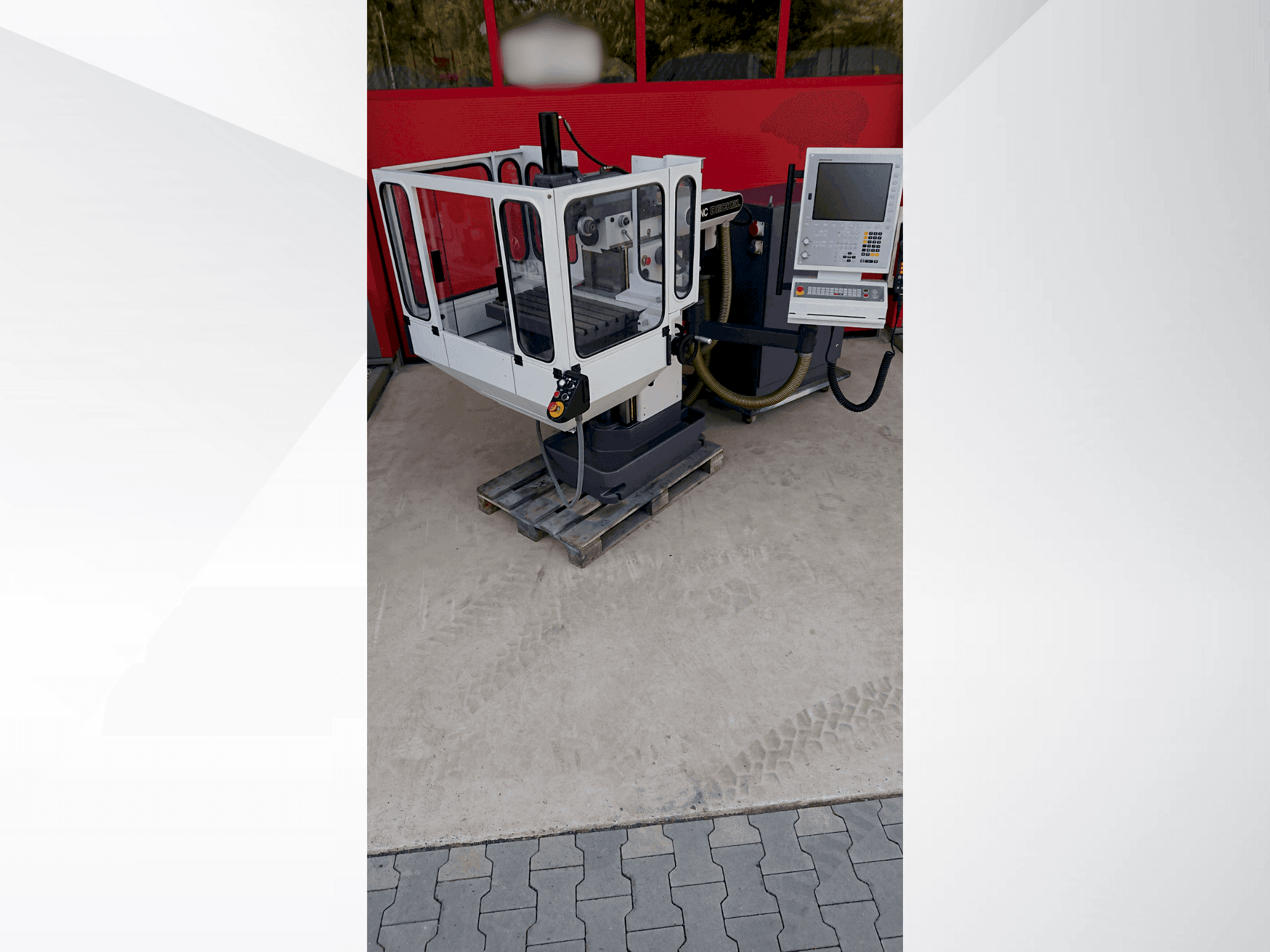 Čelní pohled na DECKEL FP2NC stroj