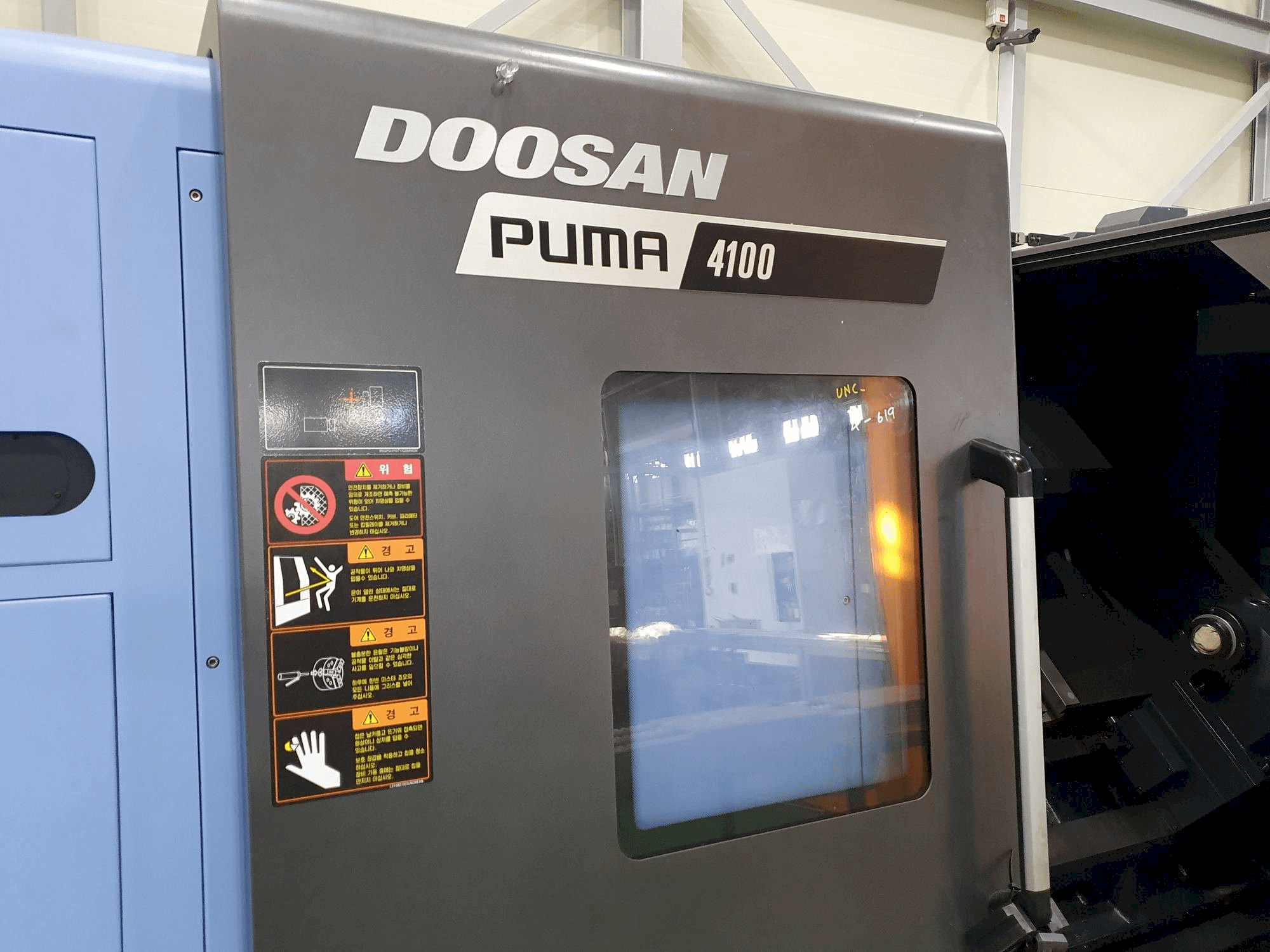 Čelní pohled na Doosan PUMA 4100B stroj