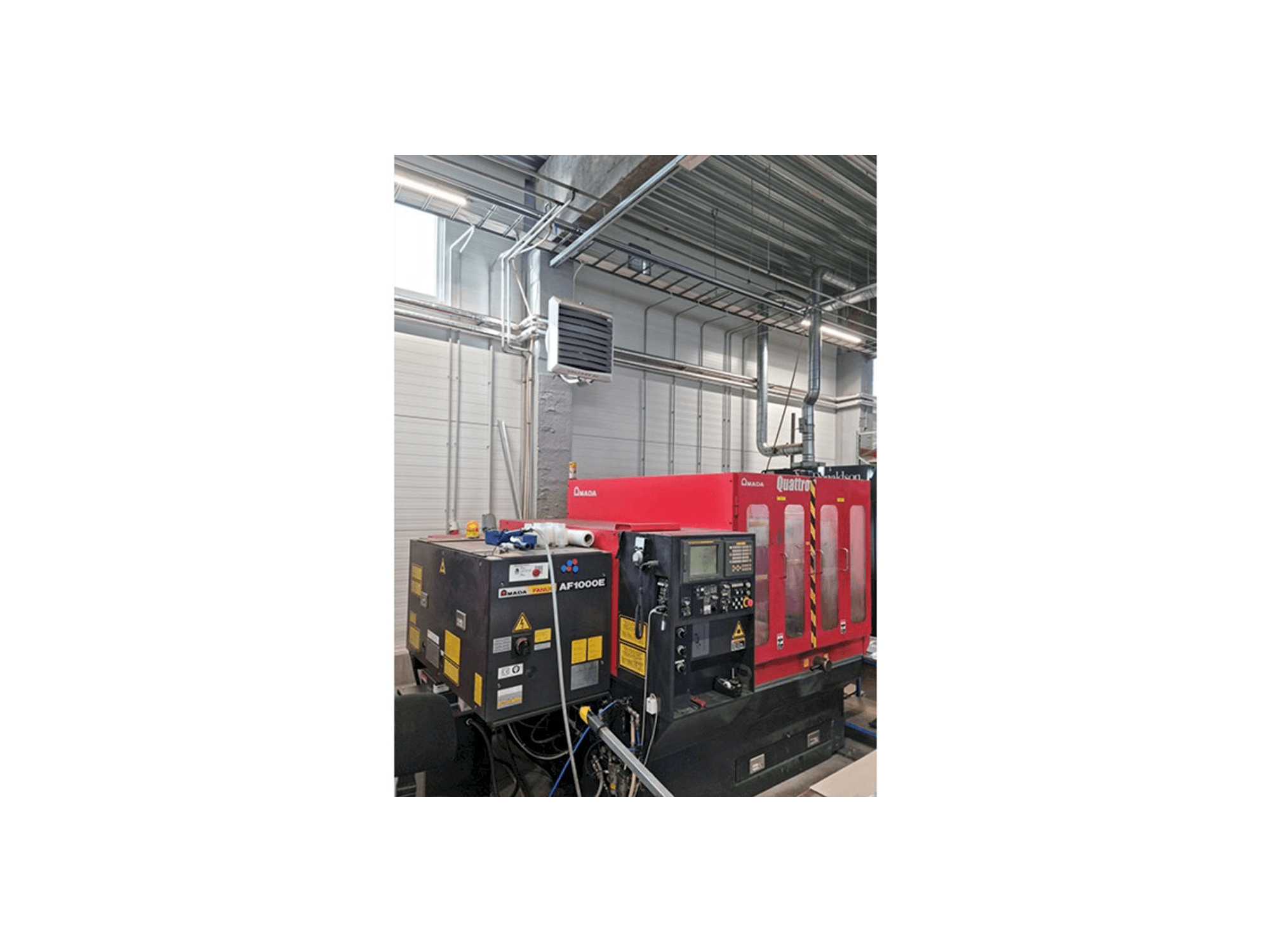 Levý boční pohled na AMADA Quattro stroj