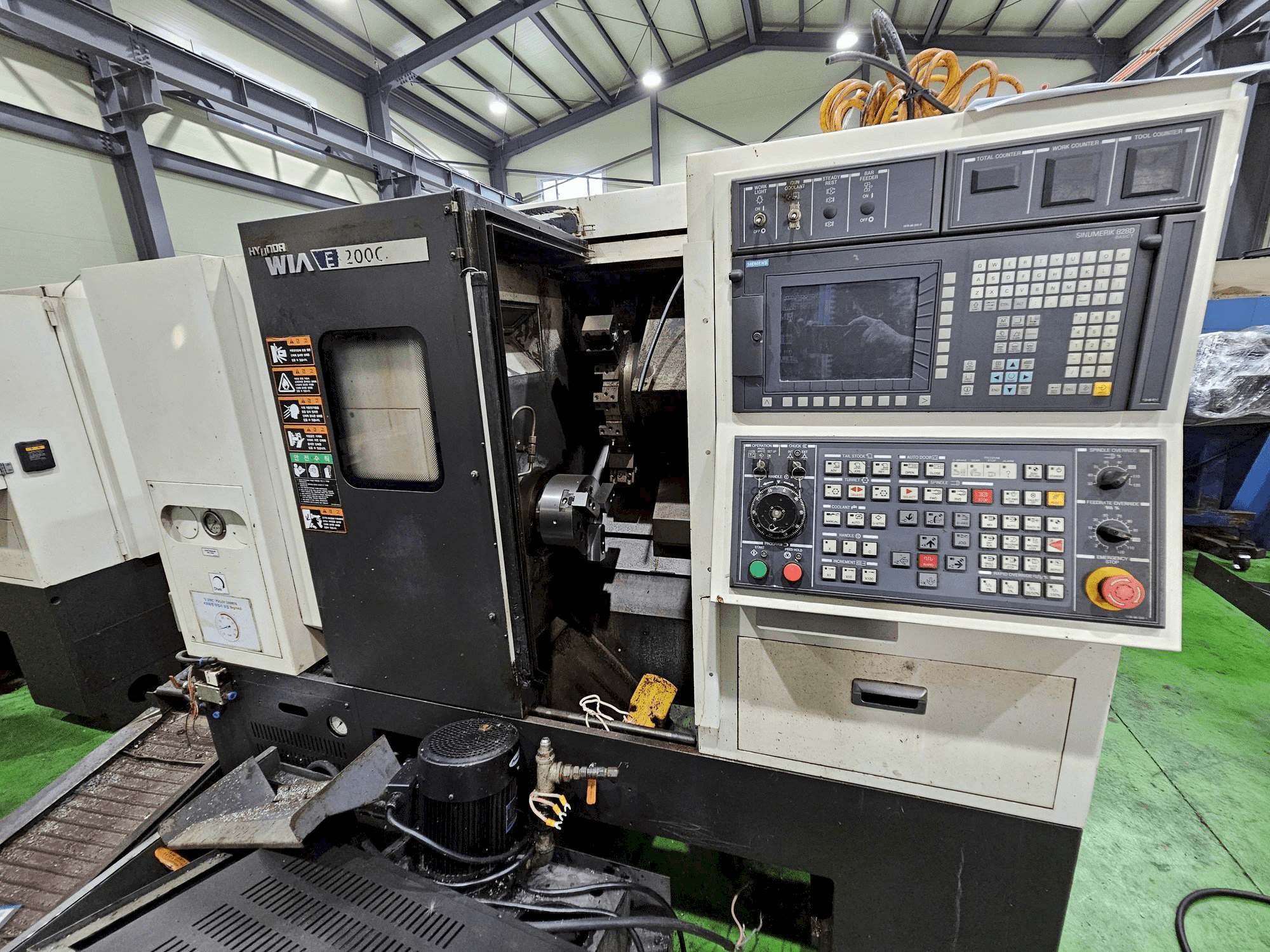 Čelní pohled na Hyundai Wia E200C stroj