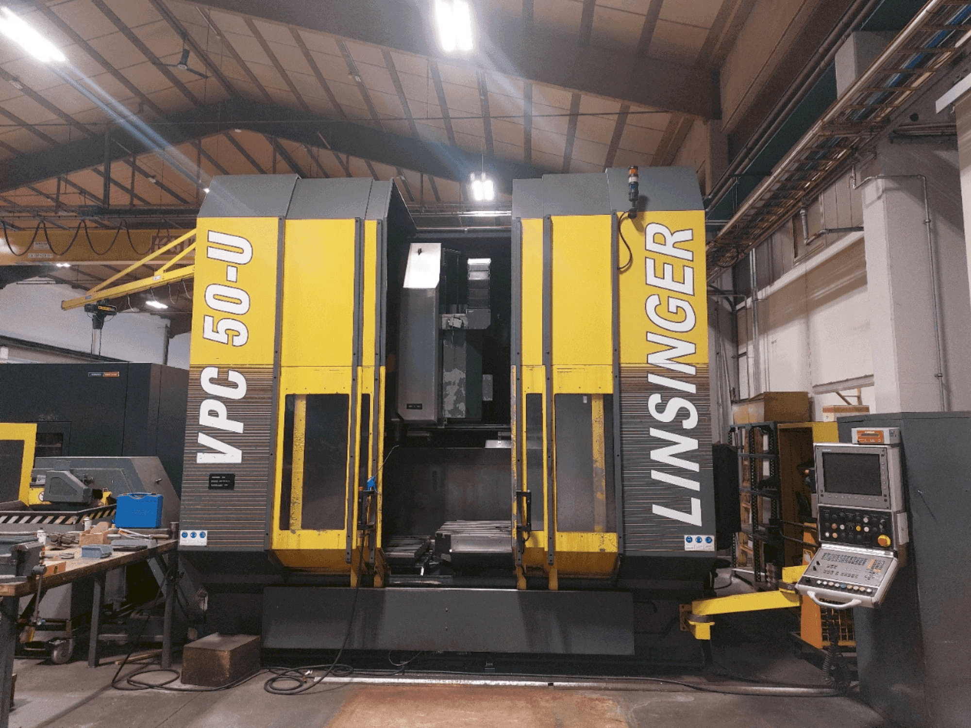 Čelní pohled na AXA VPC 50U stroj