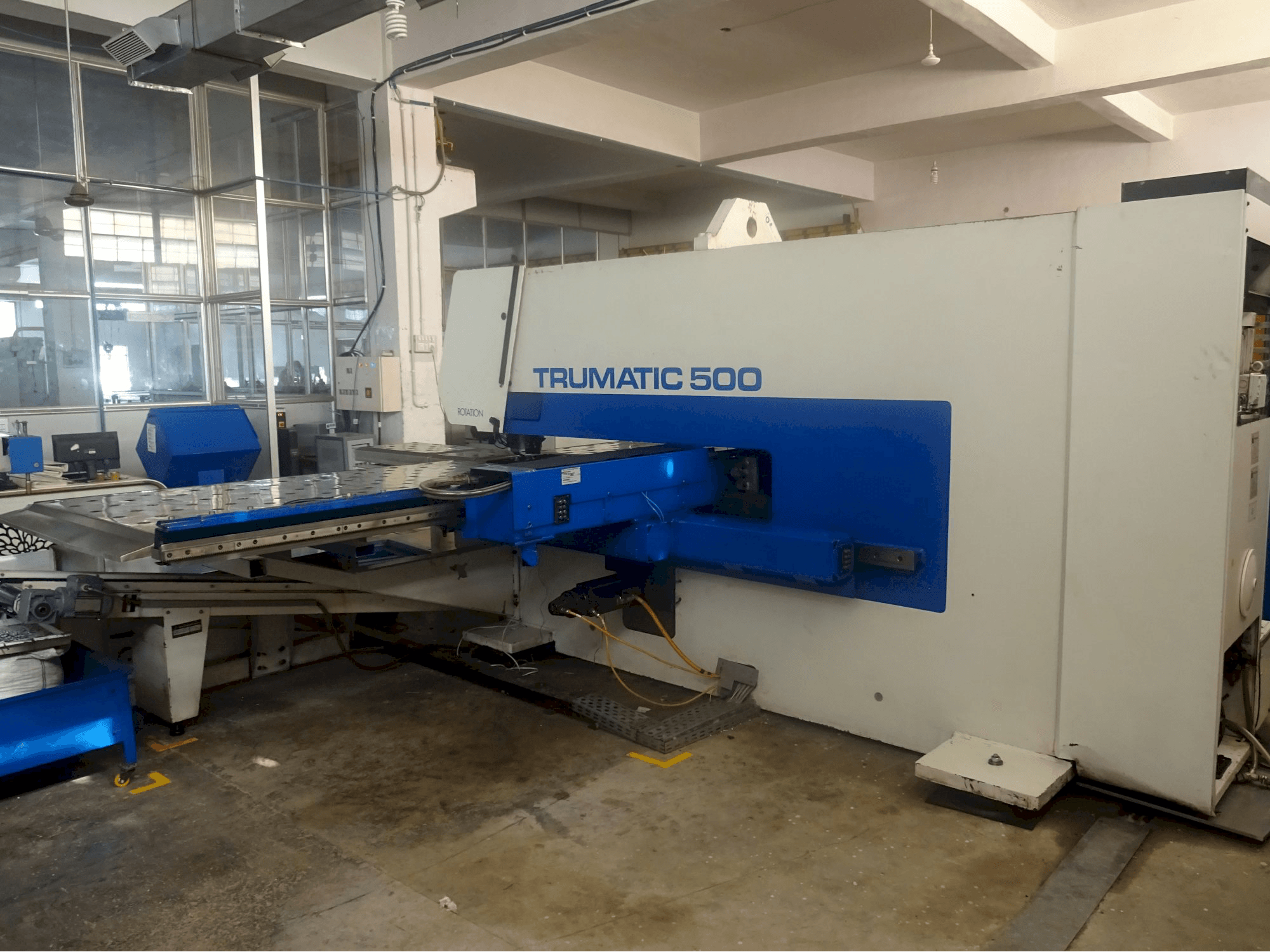 Pravý boční pohled na Trumpf Trumatic 500 R stroj